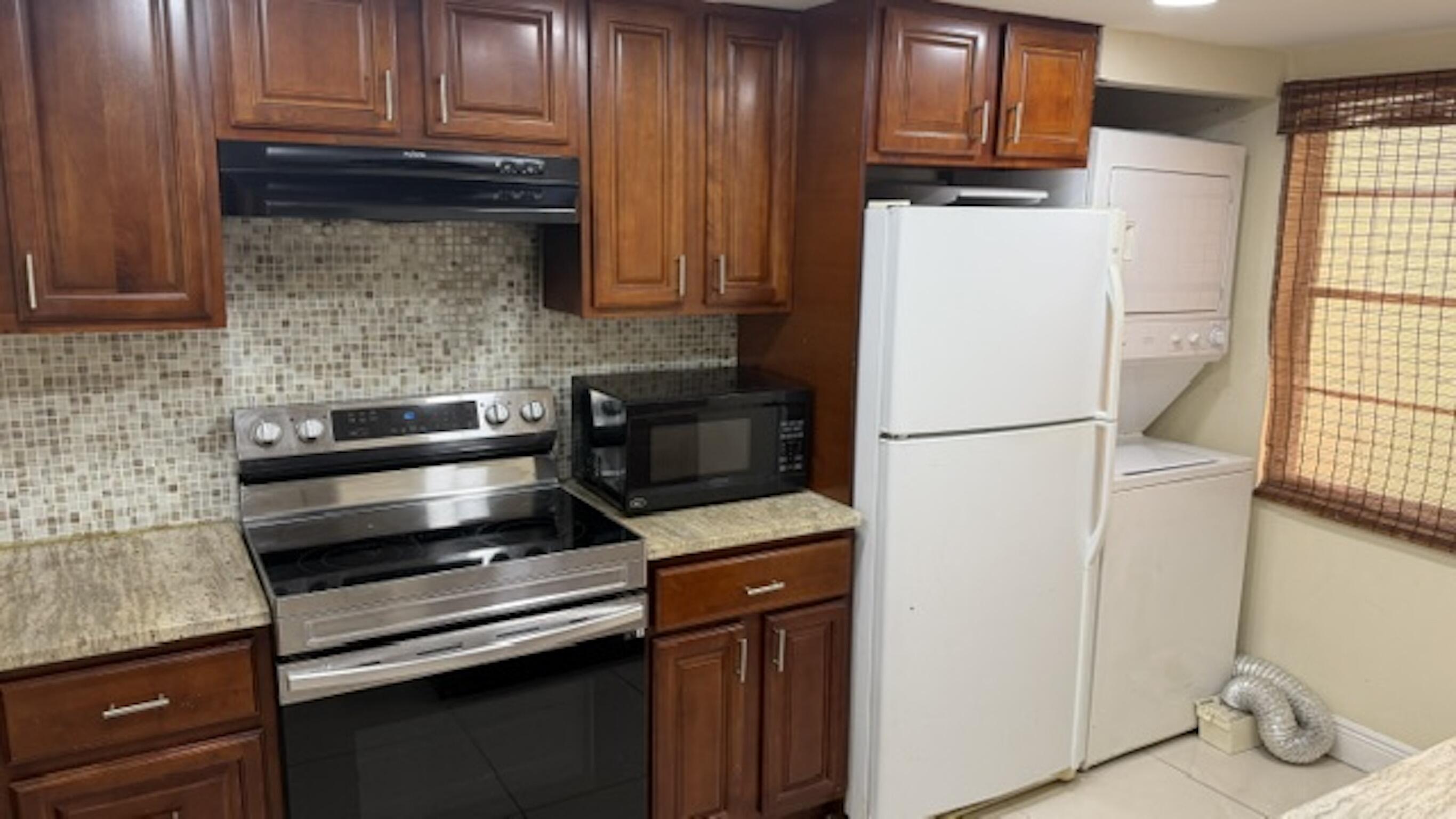 Corner unit in a gated community complex, 2 bedrooms 2 bath apartment on the 3rd floor with elevator. unit has a lot of light and very roomy. kitchen has all stainless steel appliances, central A/C with water/dryer in the apartment.