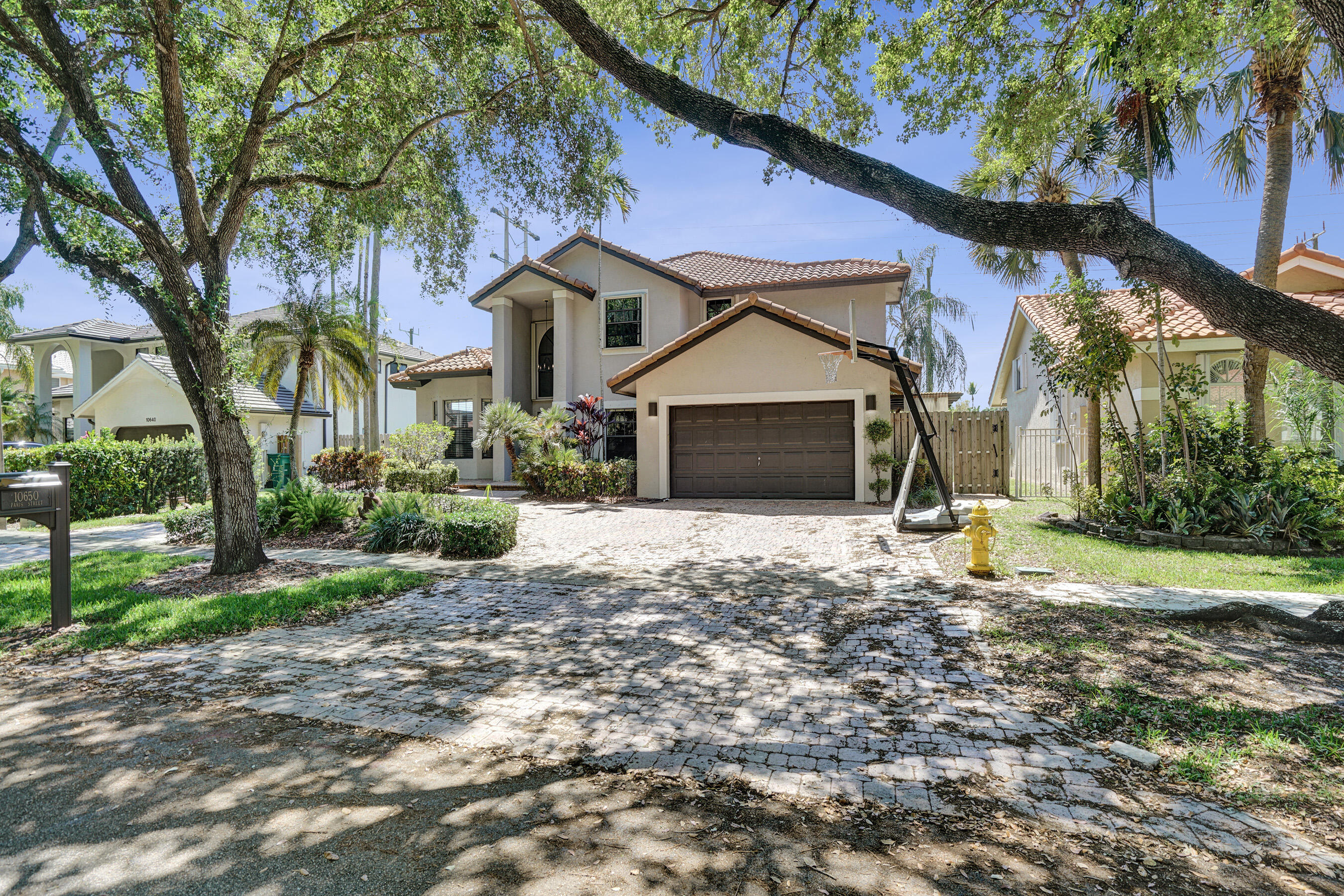 EMBASSY LAKES - Residential