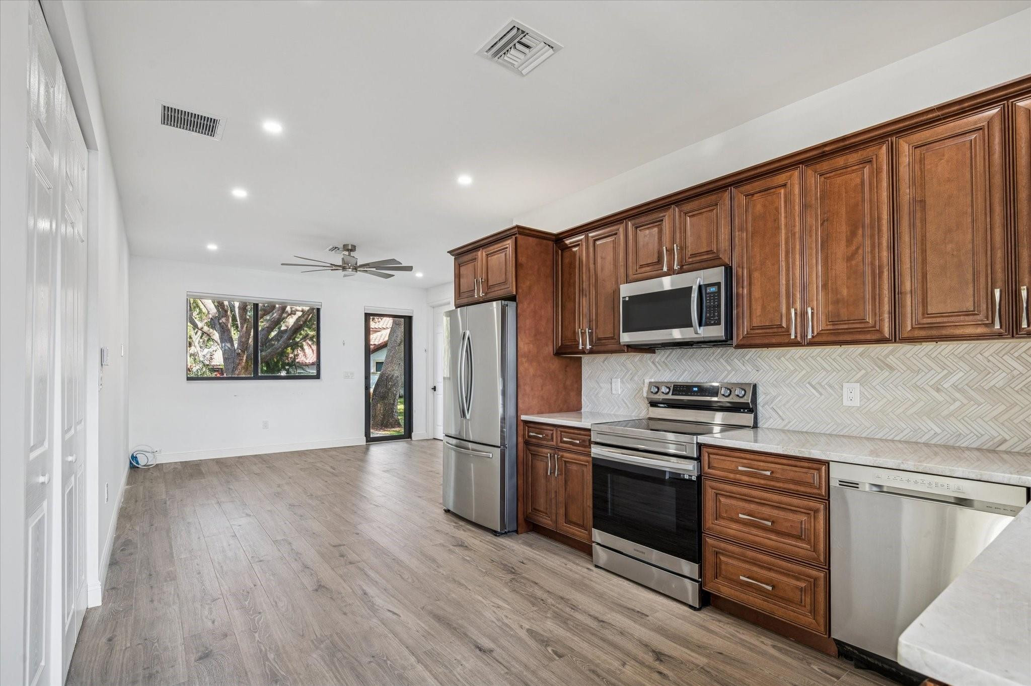 PARKLAND LAKES - Residential