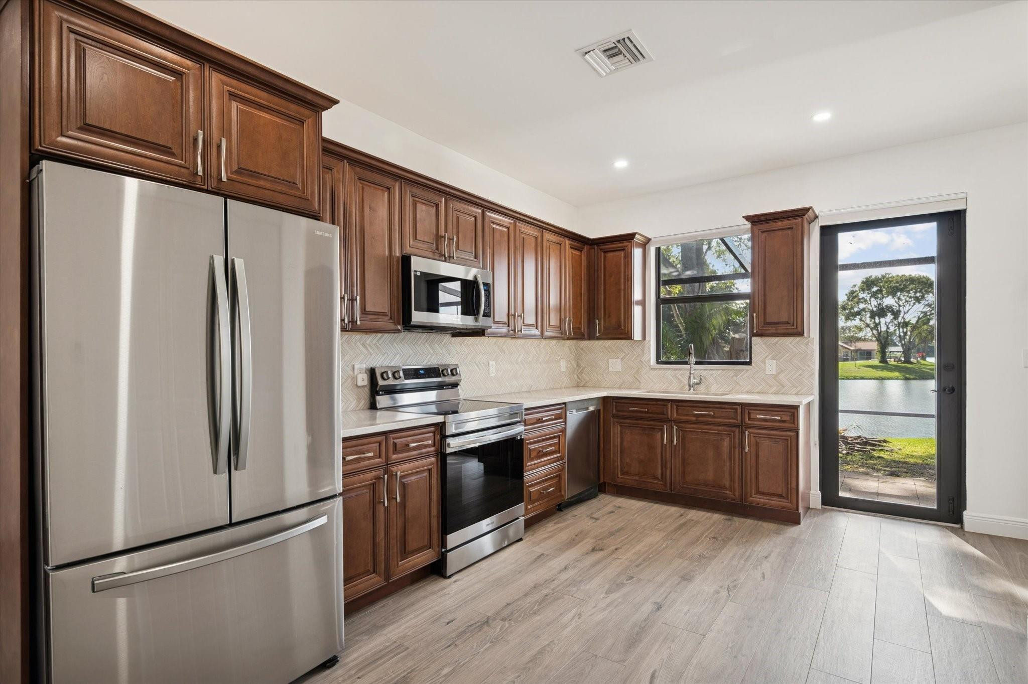 PARKLAND LAKES - Residential