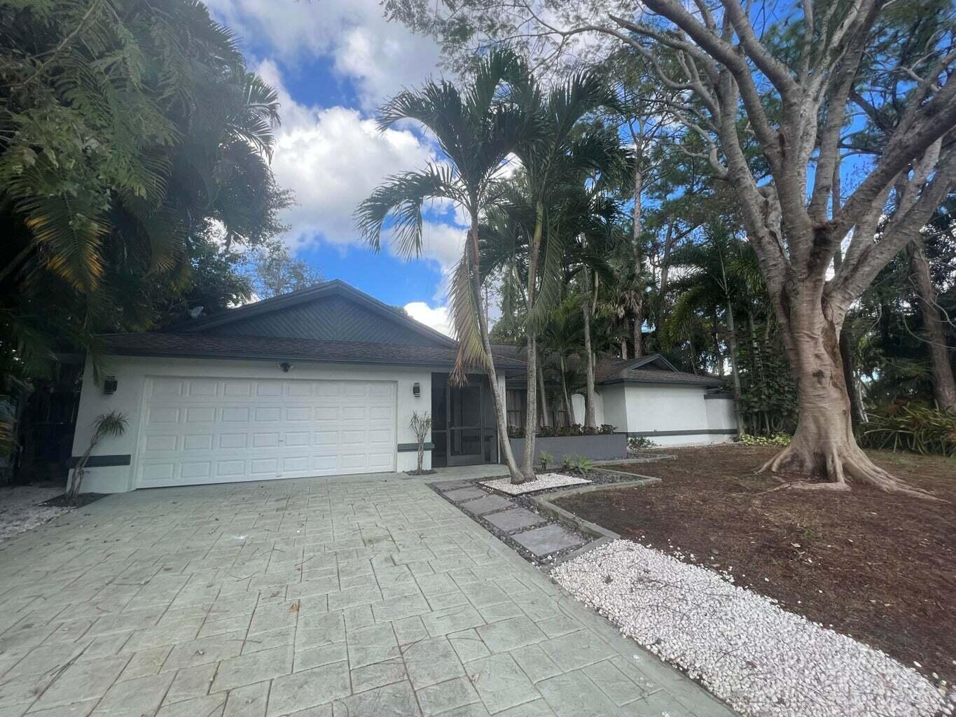 SUGAR POND MANOR OF WELLINGTON - Residential