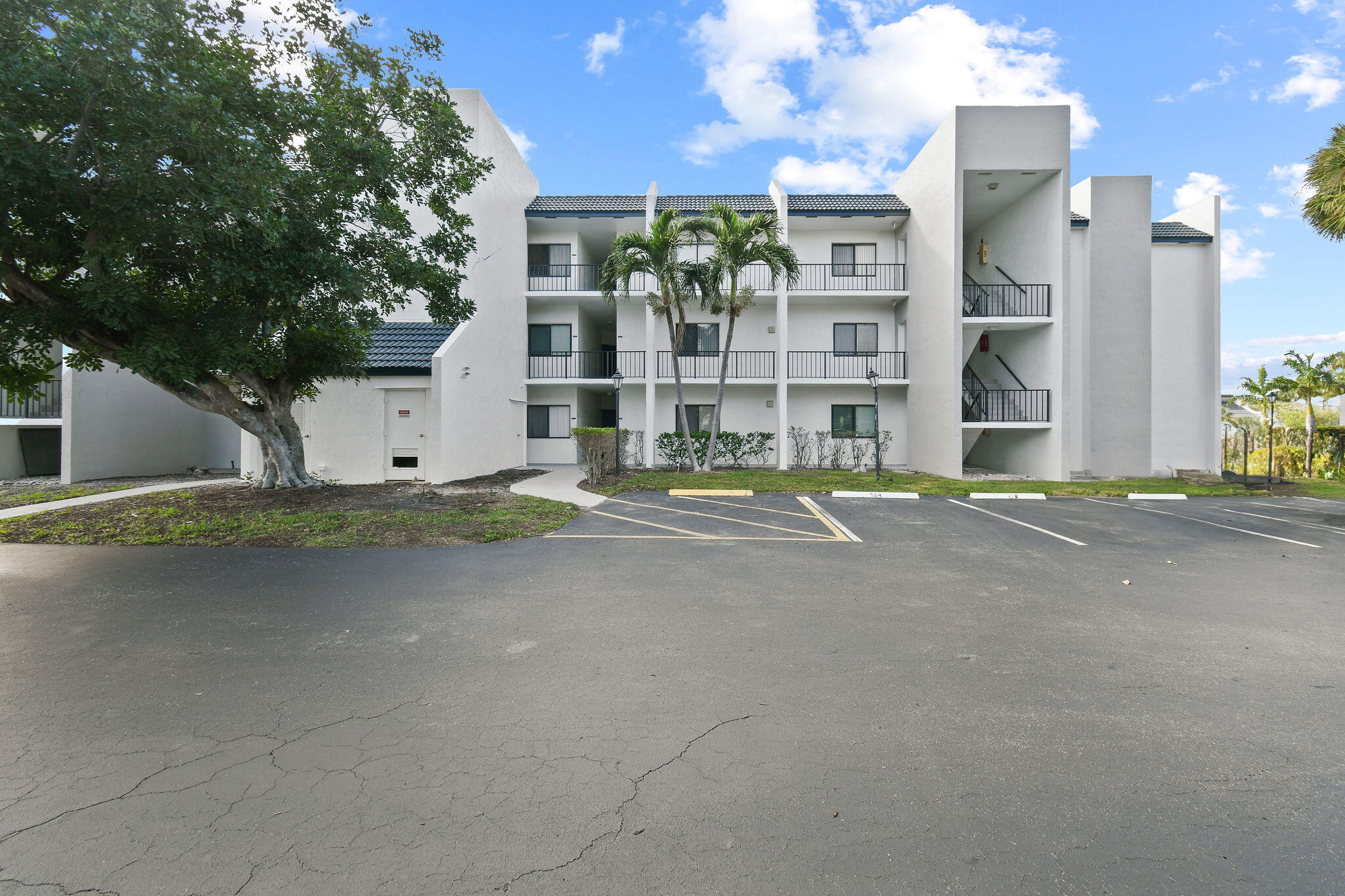 JUPITER OCEAN AND RACQUET CLUB - Residential