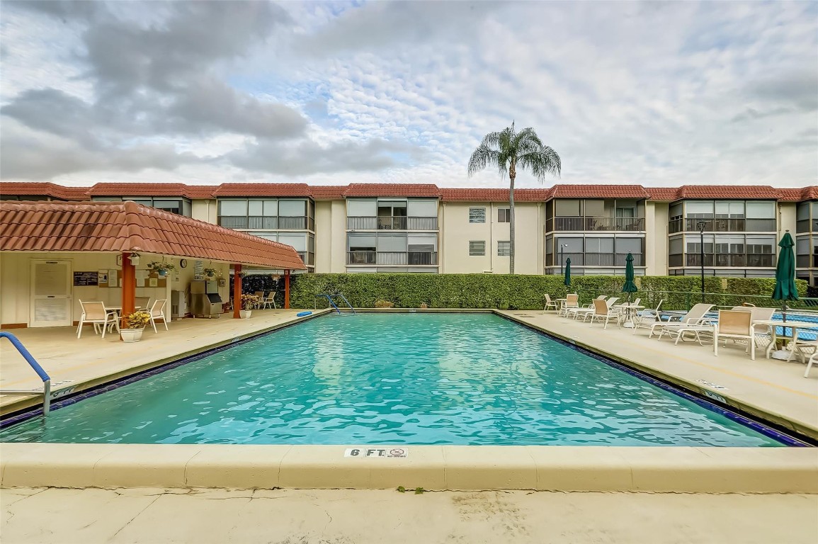 HOLLYBROOK GOLF & TENNIS - Residential