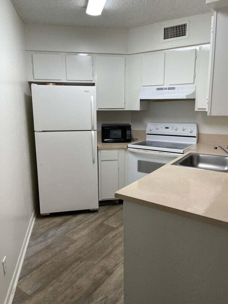 LAKE POINTE CONDOMINIUM NO FIVE - Residential Lease