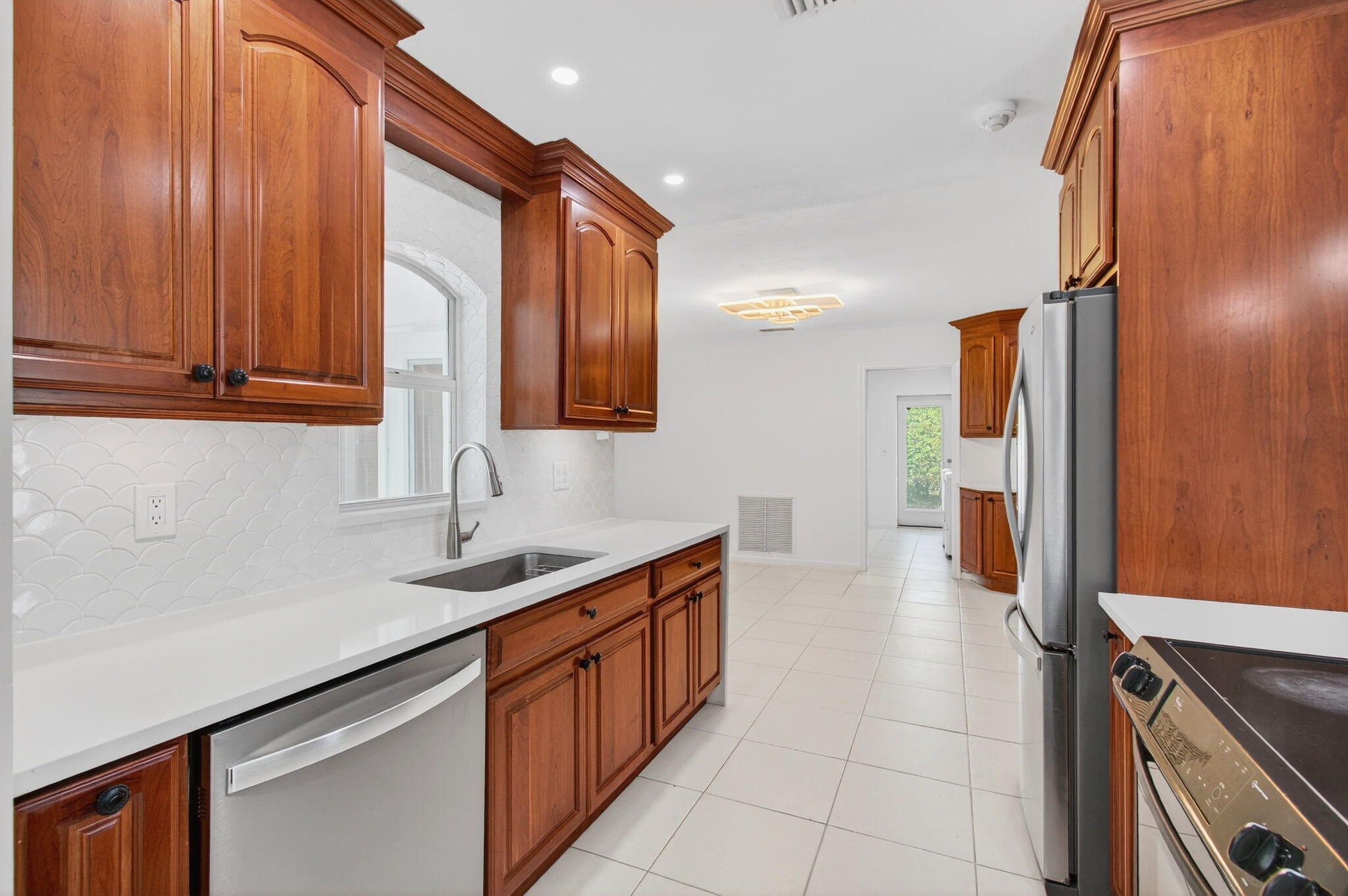COUNTRY CLUB VILLAGE SEC B - Residential Lease