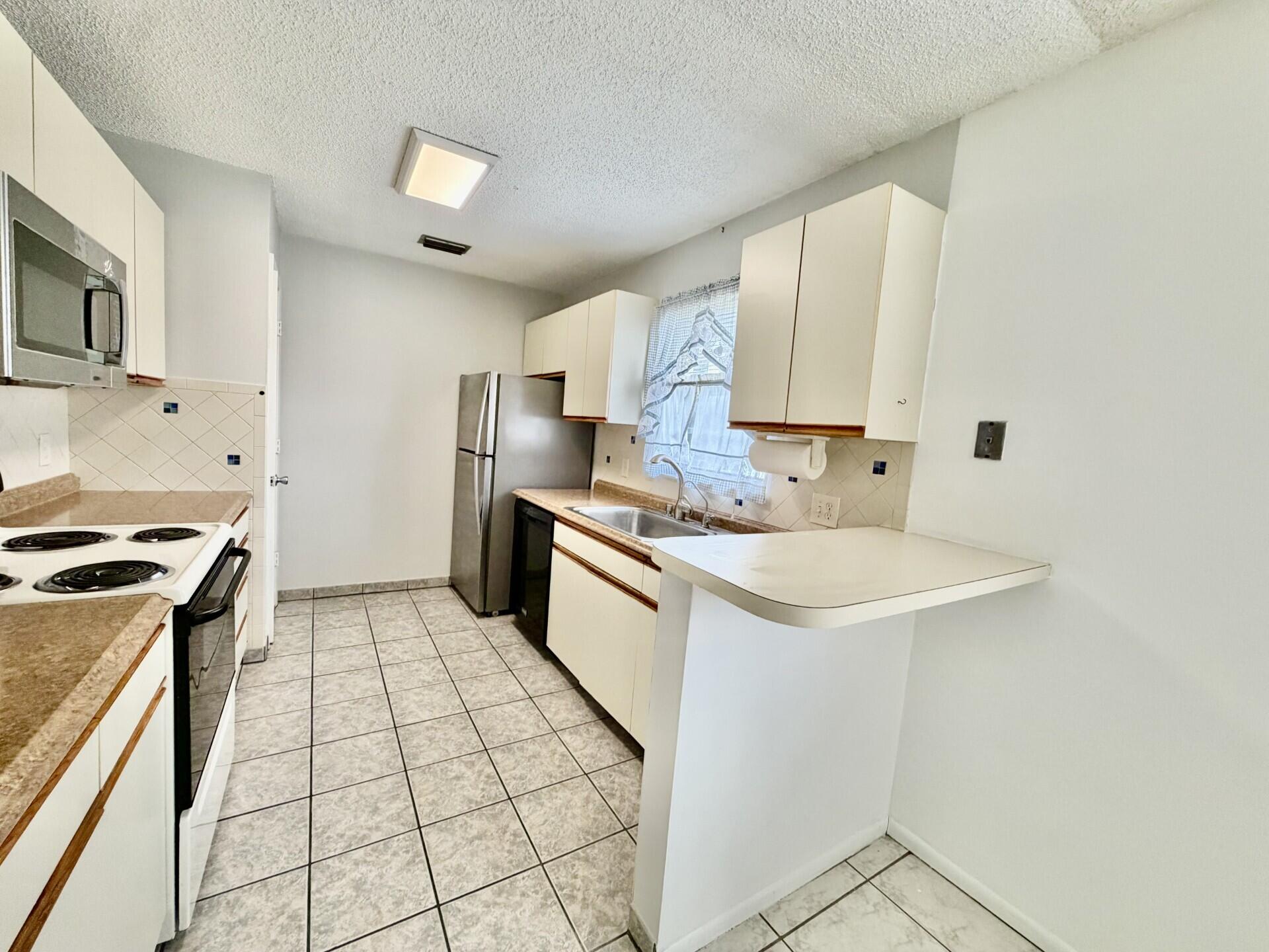 VISTA ST LUCIE BUILDINGS 9 THRU 20 - Residential Lease