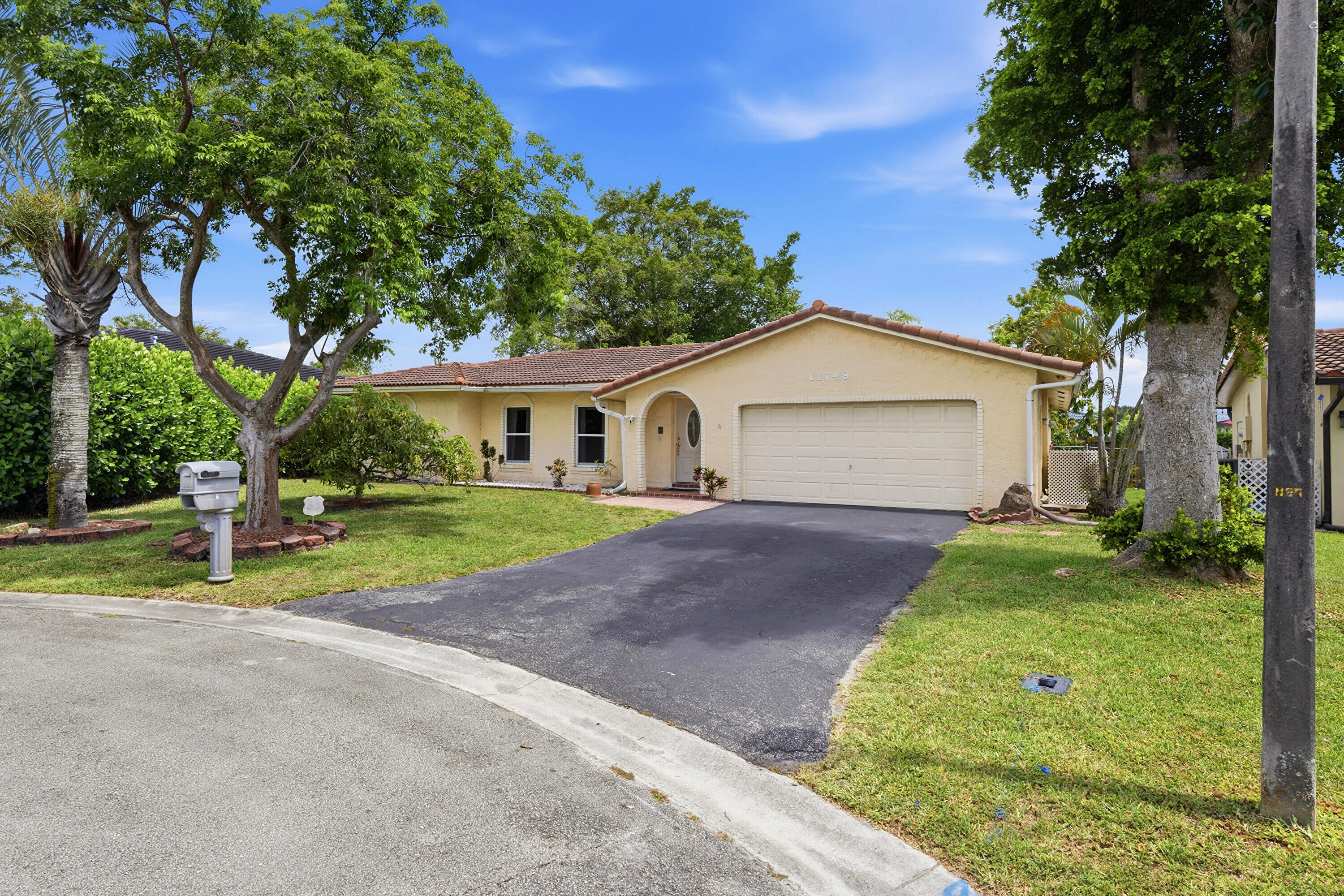 CORAL SPRINGS COUNTRY CLUB - Residential