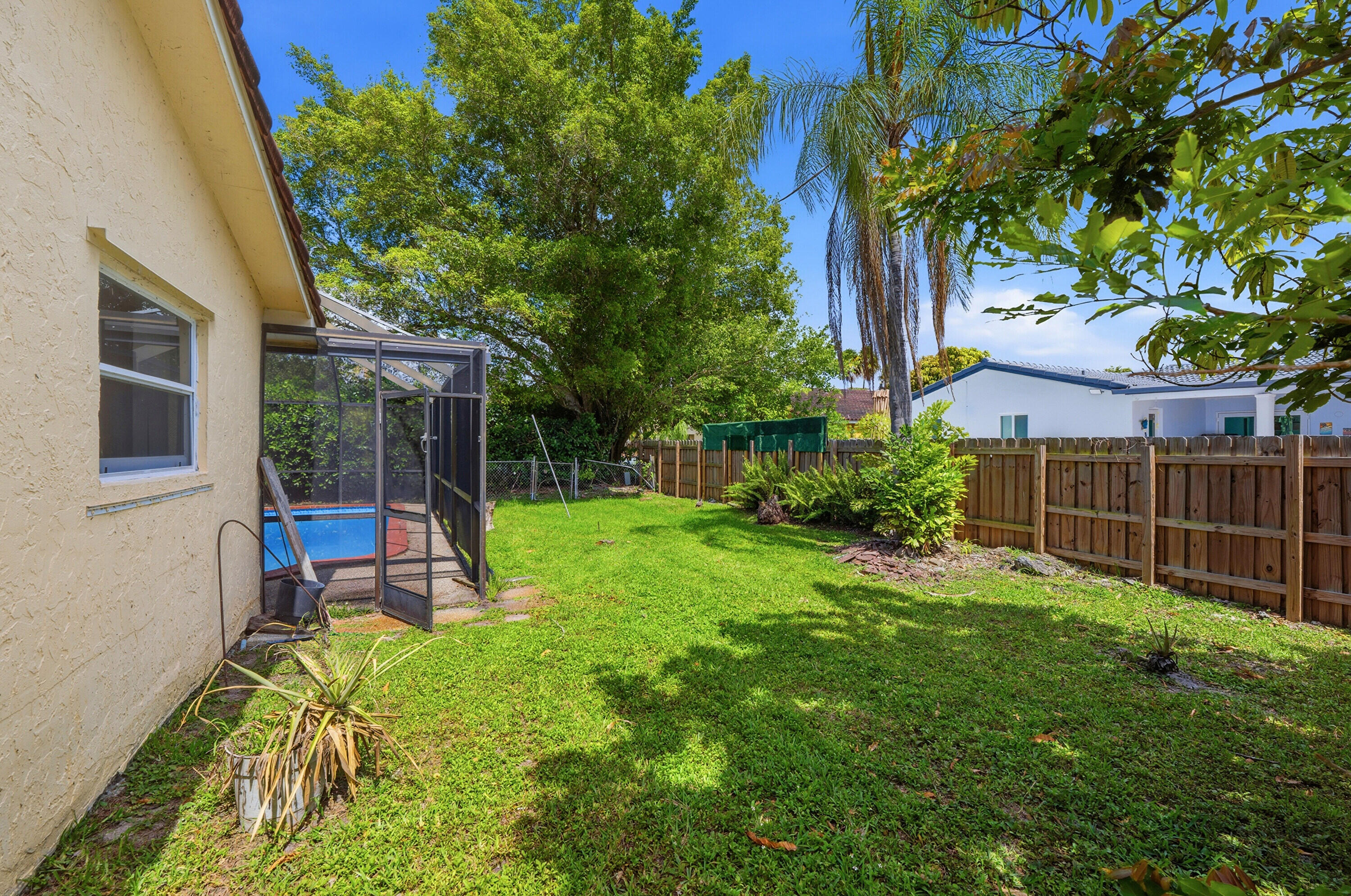 CORAL SPRINGS COUNTRY CLUB - Residential