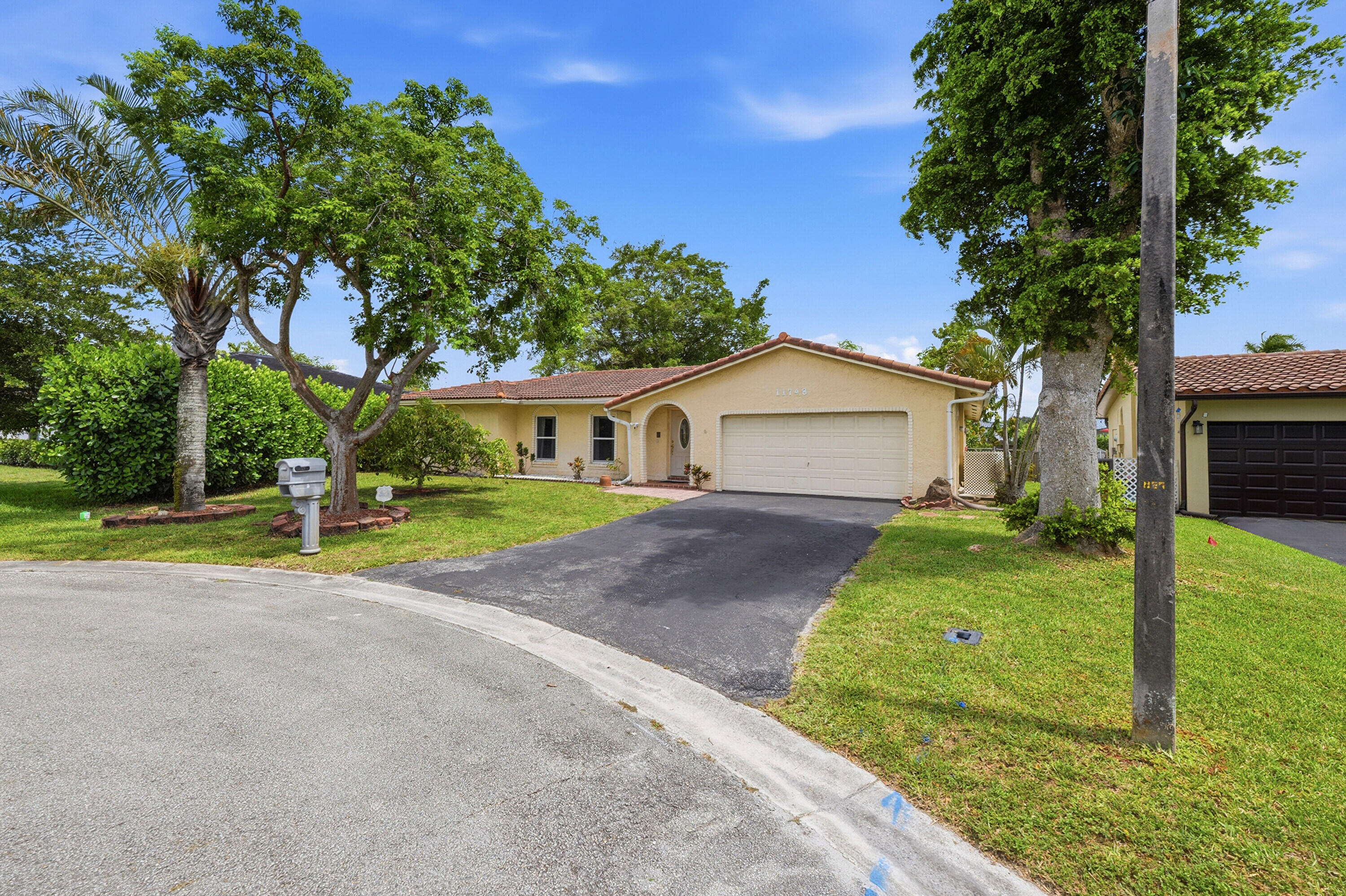 CORAL SPRINGS COUNTRY CLUB - Residential