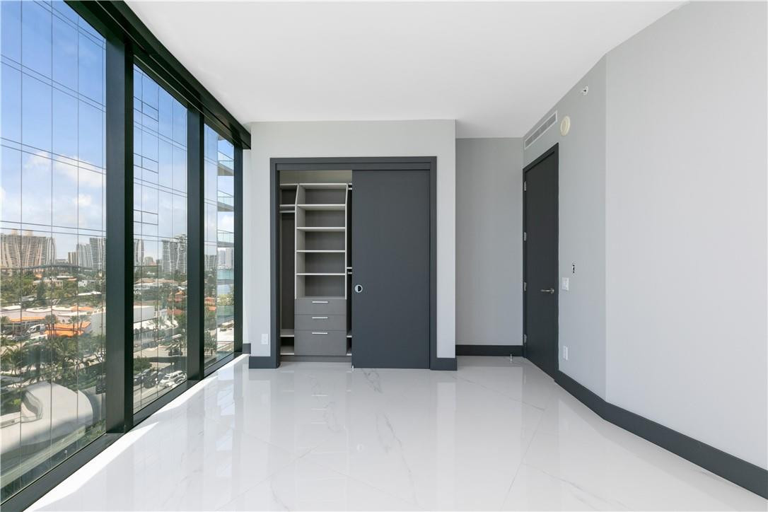 PORSCHE DESIGN TOWER - Residential
