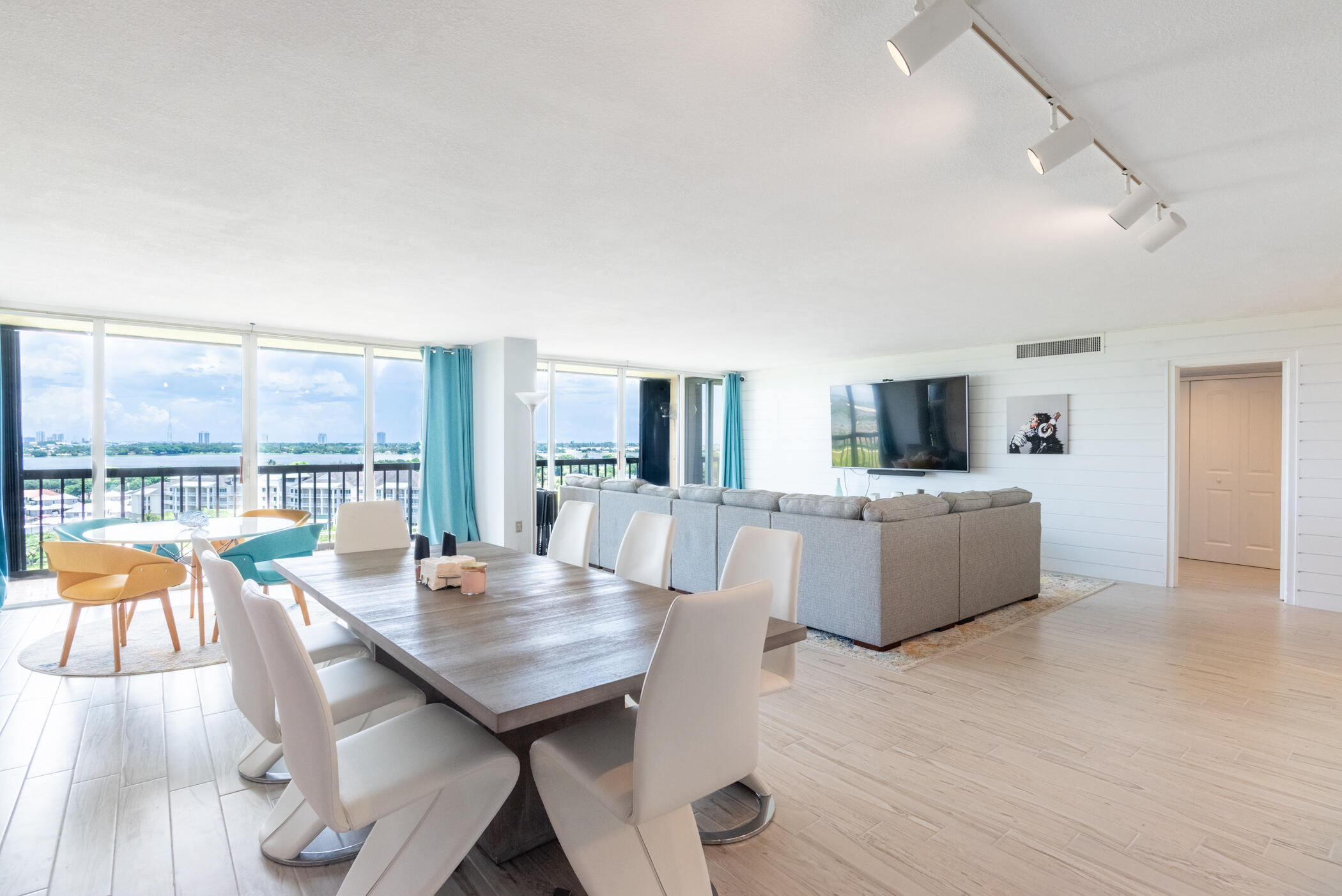 Lands of the President / ENVOY CONDO - Residential