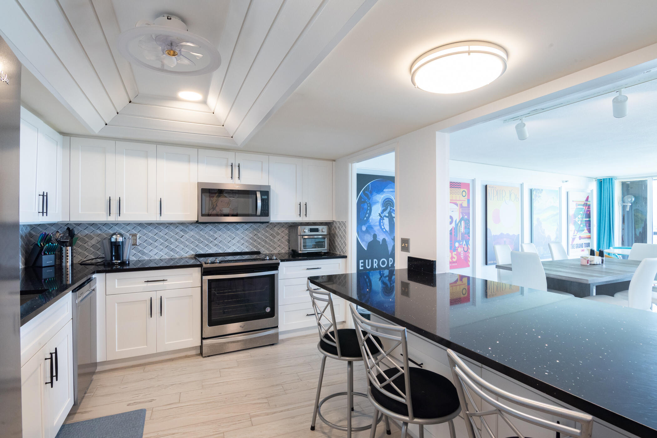 Lands of the President / ENVOY CONDO - Residential