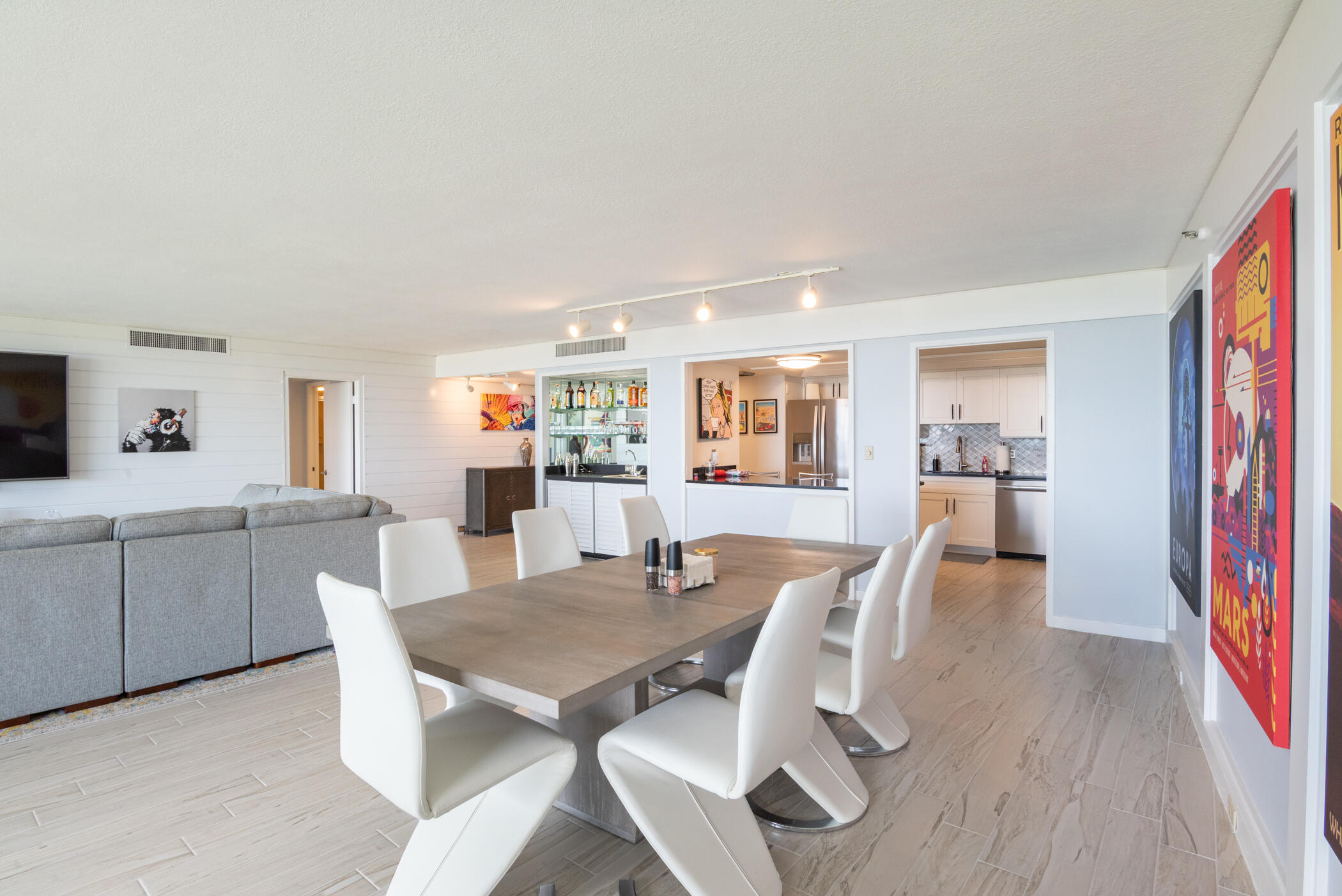 Lands of the President / ENVOY CONDO - Residential