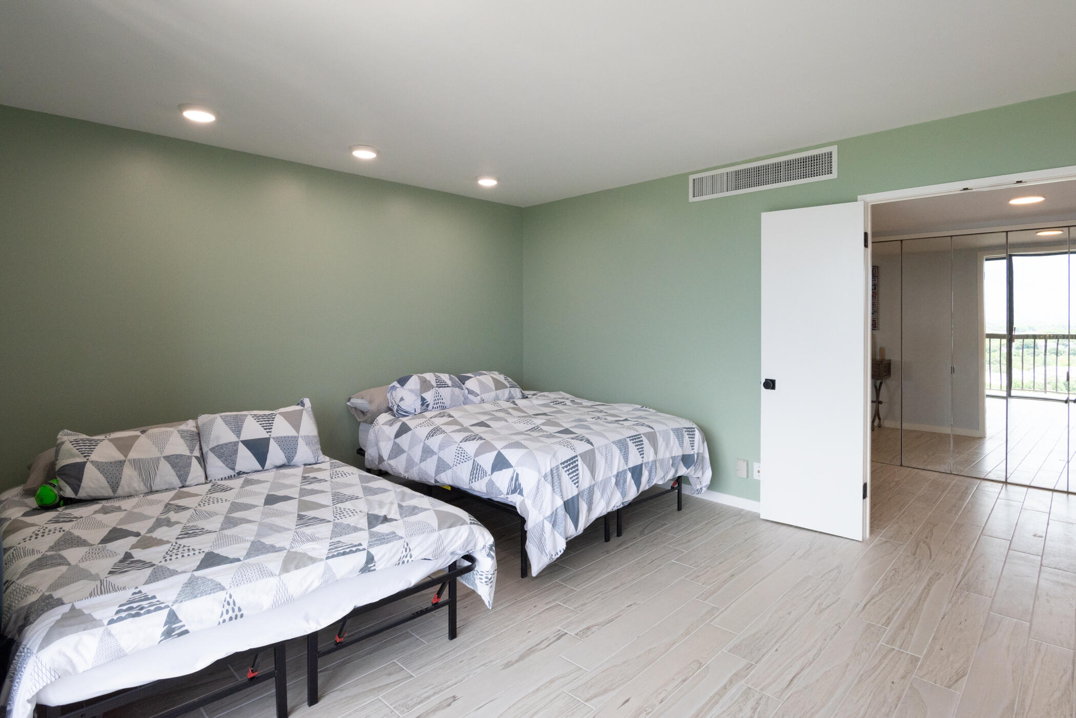Lands of the President / ENVOY CONDO - Residential