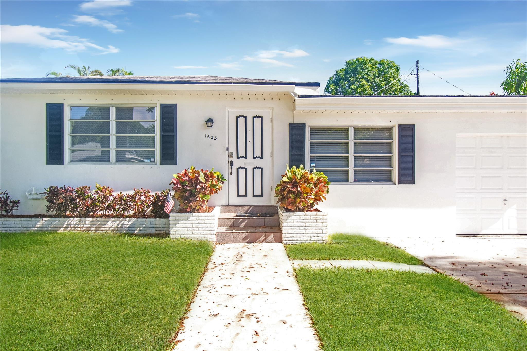 Poinsetta Park 8-35 B - Residential Income