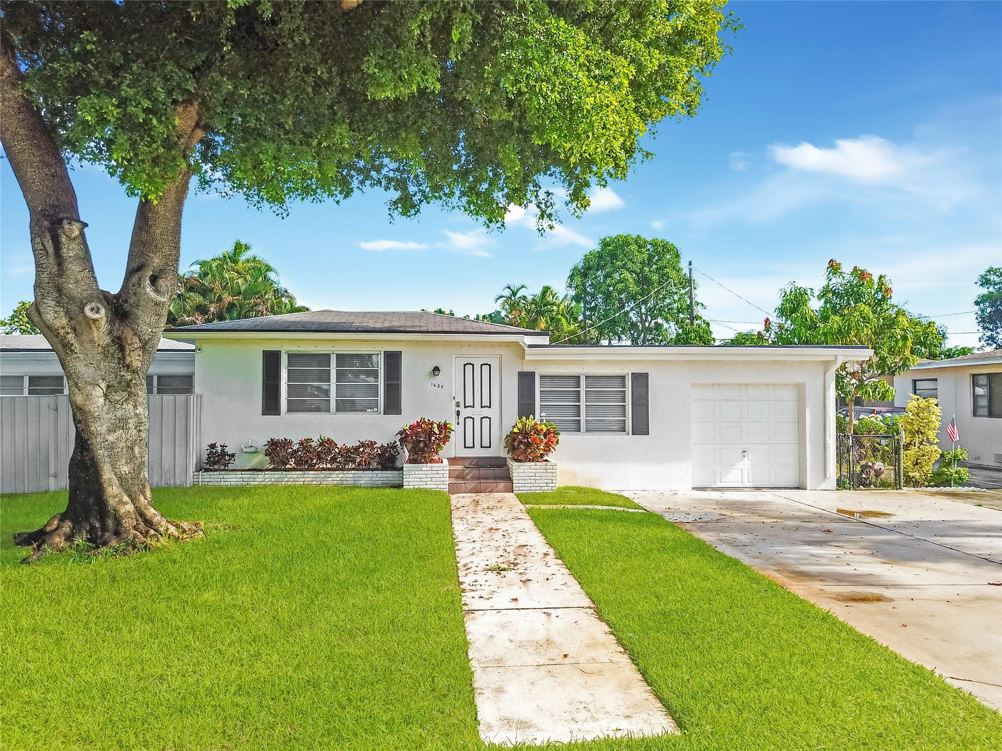 Poinsetta Park 8-35 B - Residential Income