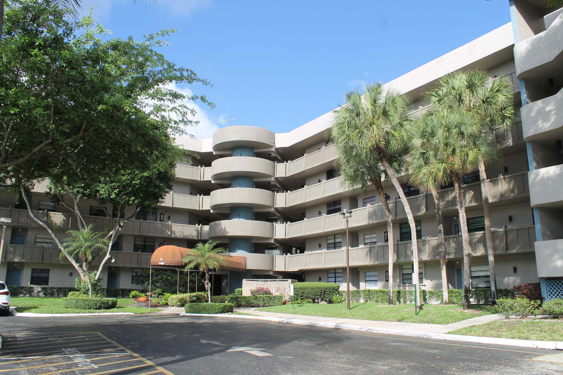 Step into the largest 2br, 2ba corner residence in Colony Point, a beautifully maintained manned, gated 55+ community known for its serene lakefront setting and exceptional amenities. This bright, airy home features two screened balconies overlooking the lake and extra windows that fill the interior with natural light. Perfectly located near shopping, dining, hospitals, houses of worship, and I 75, the community also offers the convenience of an on site shuttle service. Residents enjoy an impressive lineup of lifestyle features, including: a Clubhouse with theater, billiard tables, library, and indoor hot tubs, Fitness center and heated pool, Tennis, pickleball, shuffleboard, and racquetball, Kayak dock and scenic jogging paths, with Beautifully landscaped grounds and peaceful lake views t