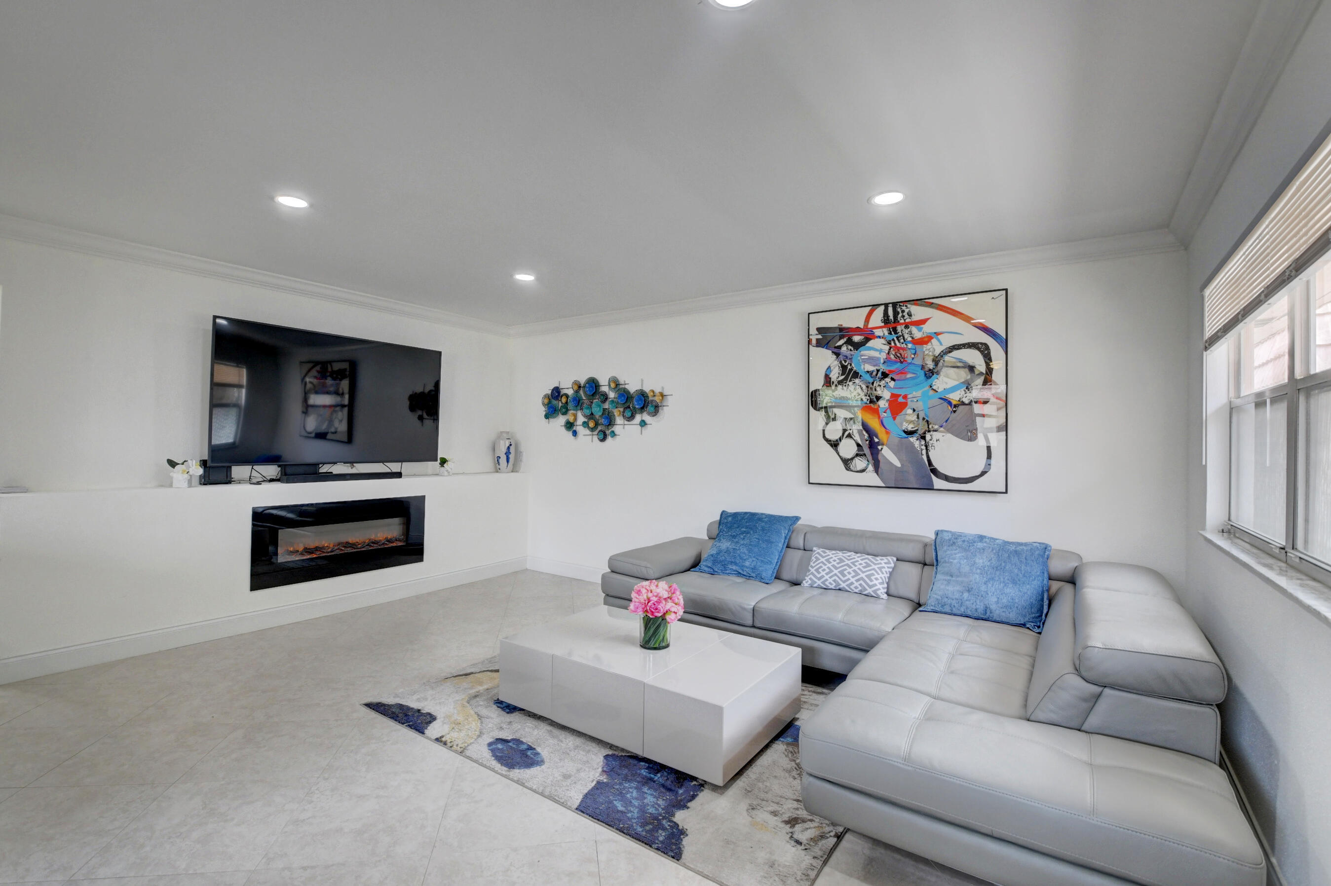 KINGS POINT SAXONY CONDOS - Residential