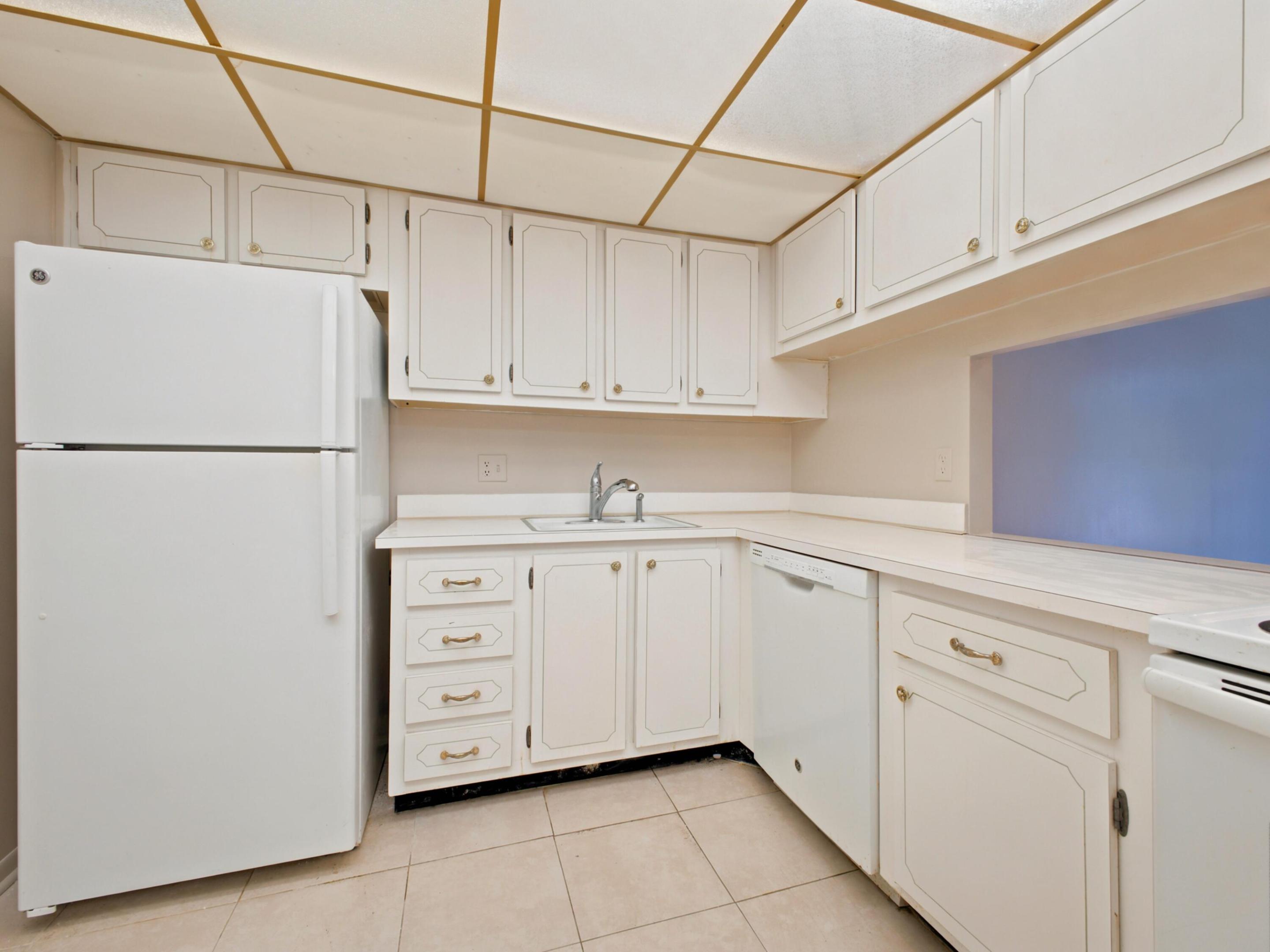 BREAKWATERS OF THE PALM BEACHES CONDO - Residential Lease