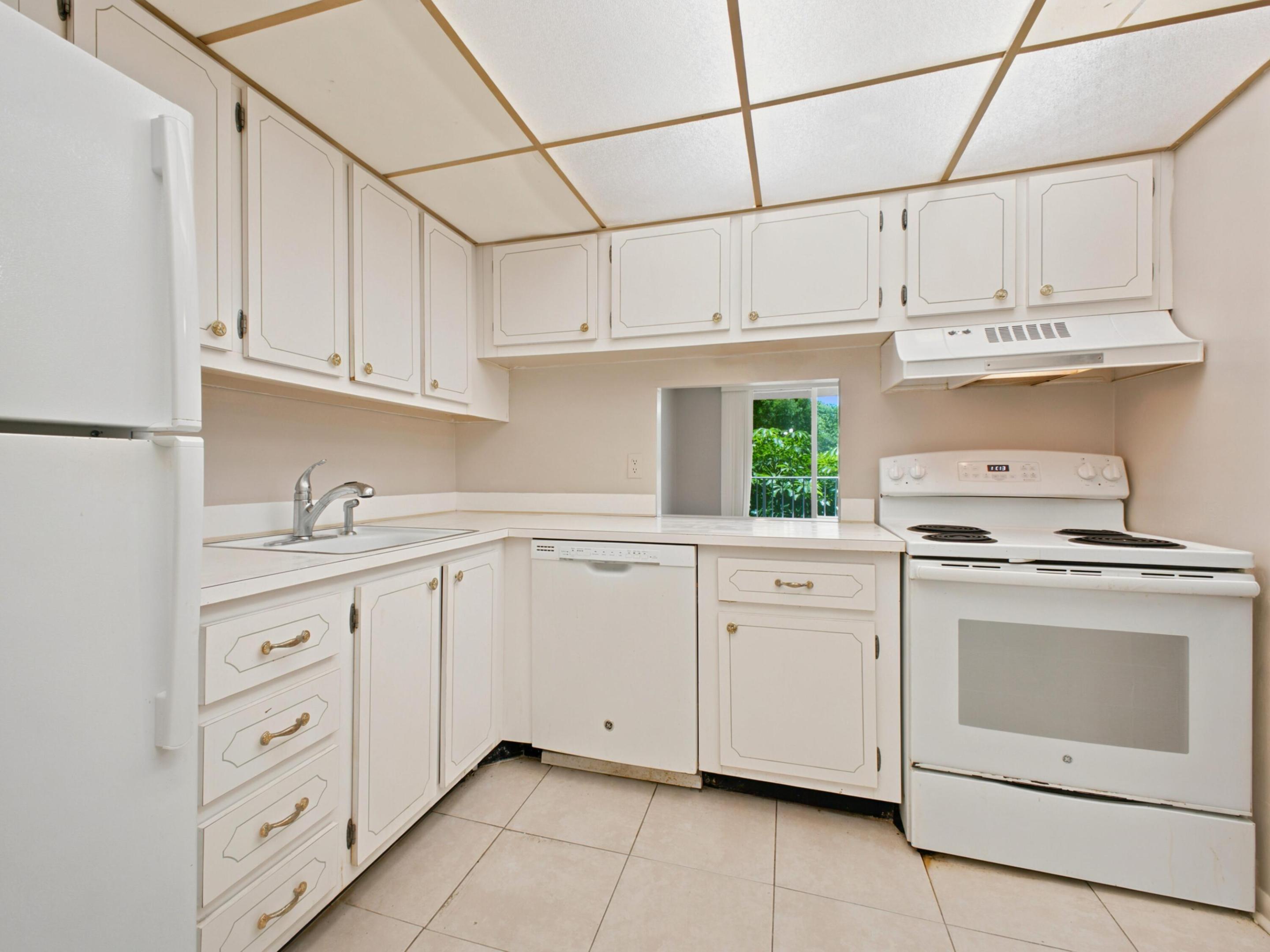 BREAKWATERS OF THE PALM BEACHES CONDO - Residential Lease