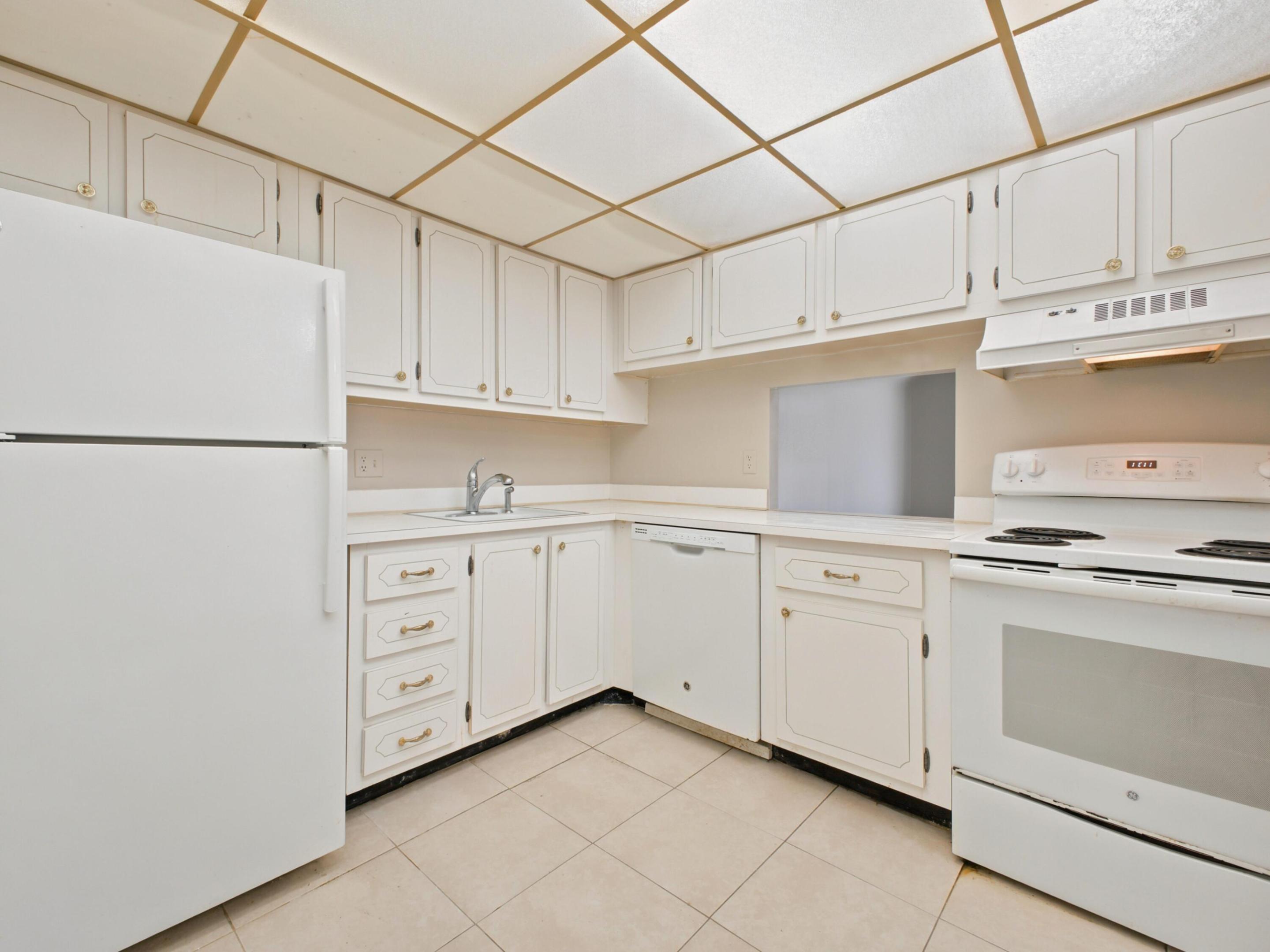 BREAKWATERS OF THE PALM BEACHES CONDO - Residential Lease