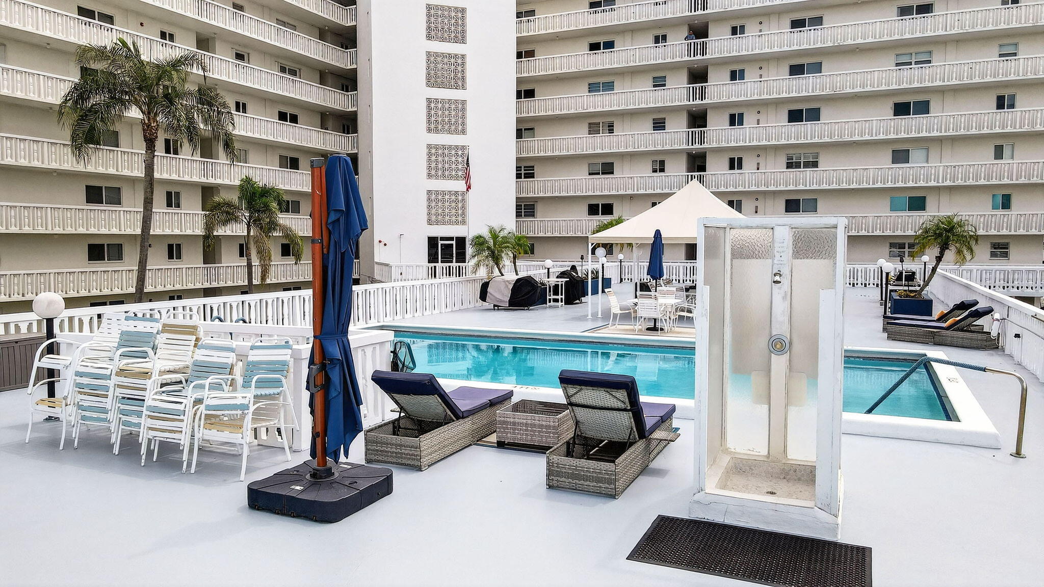 Lake Harbour Towers South - Residential