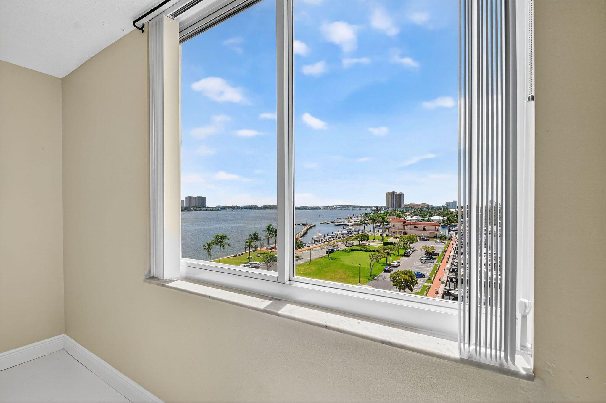 Lake Harbour Towers South - Residential