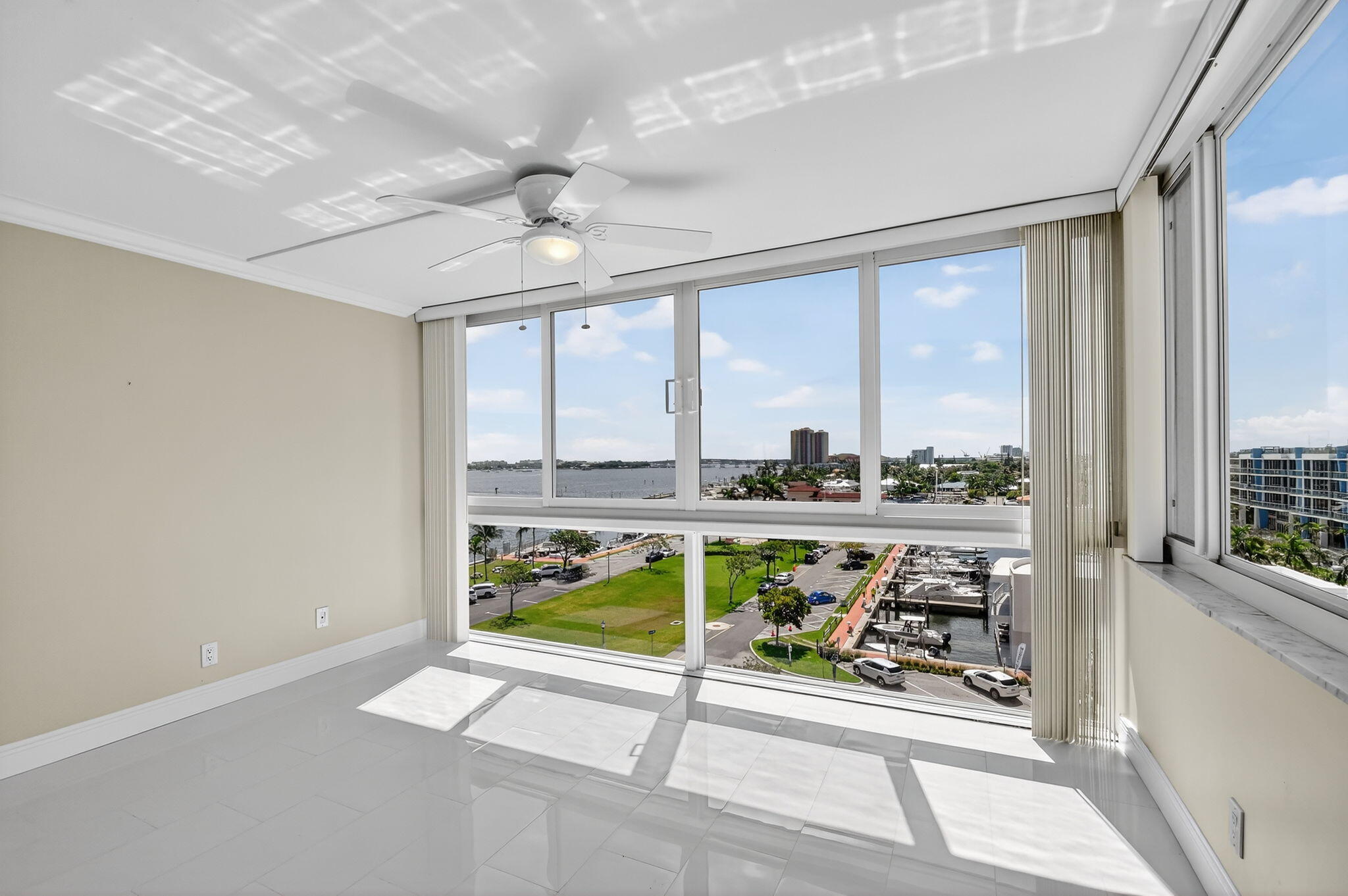 Lake Harbour Towers South - Residential