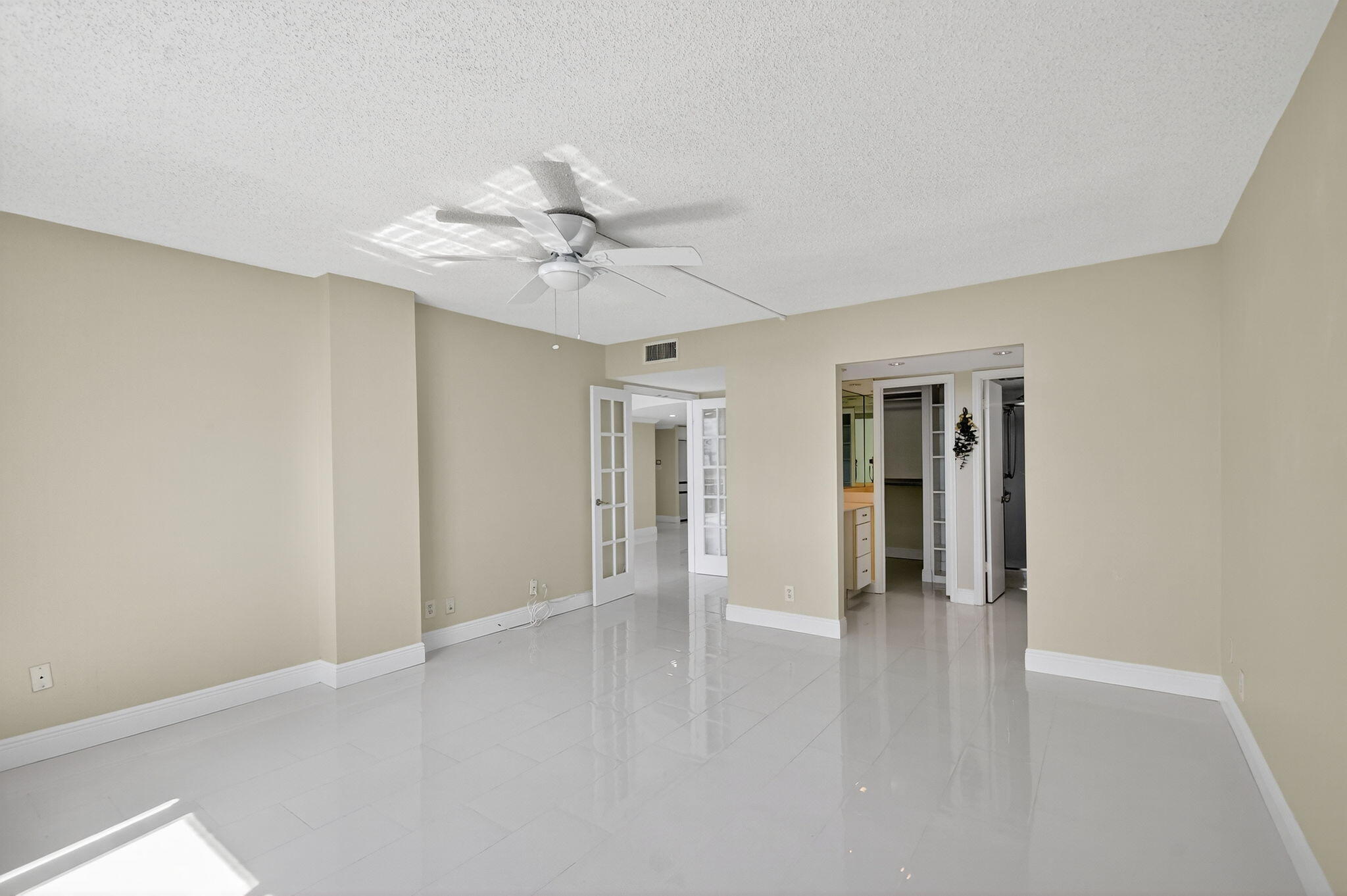 Lake Harbour Towers South - Residential