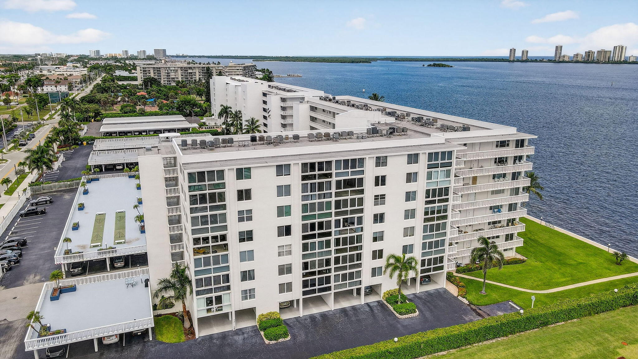 Lake Harbour Towers South - Residential