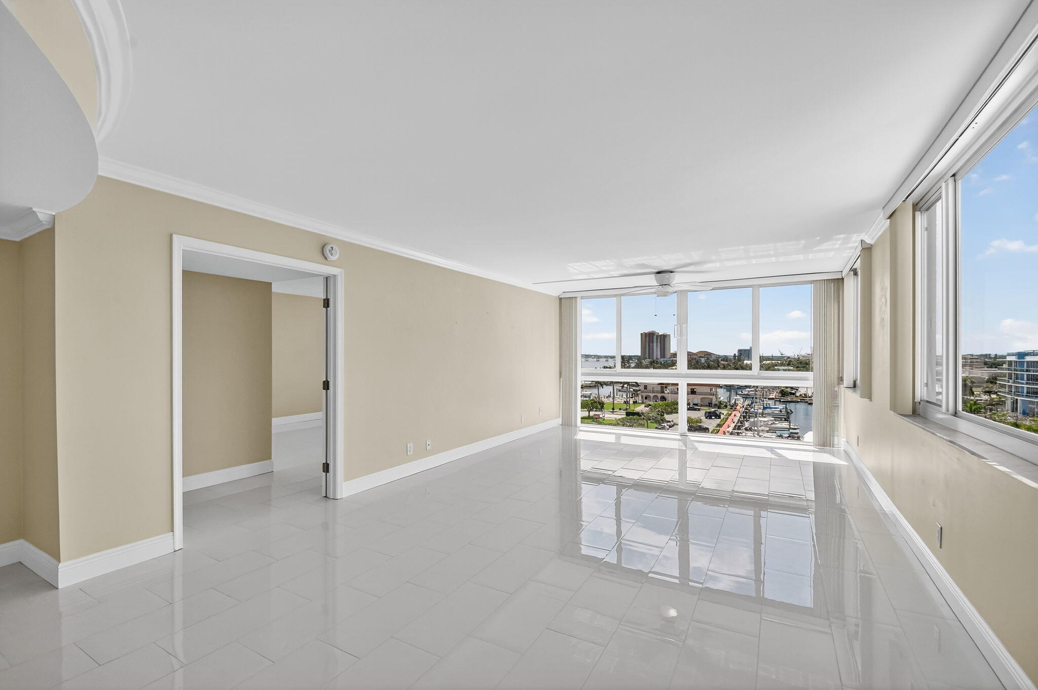 Lake Harbour Towers South - Residential
