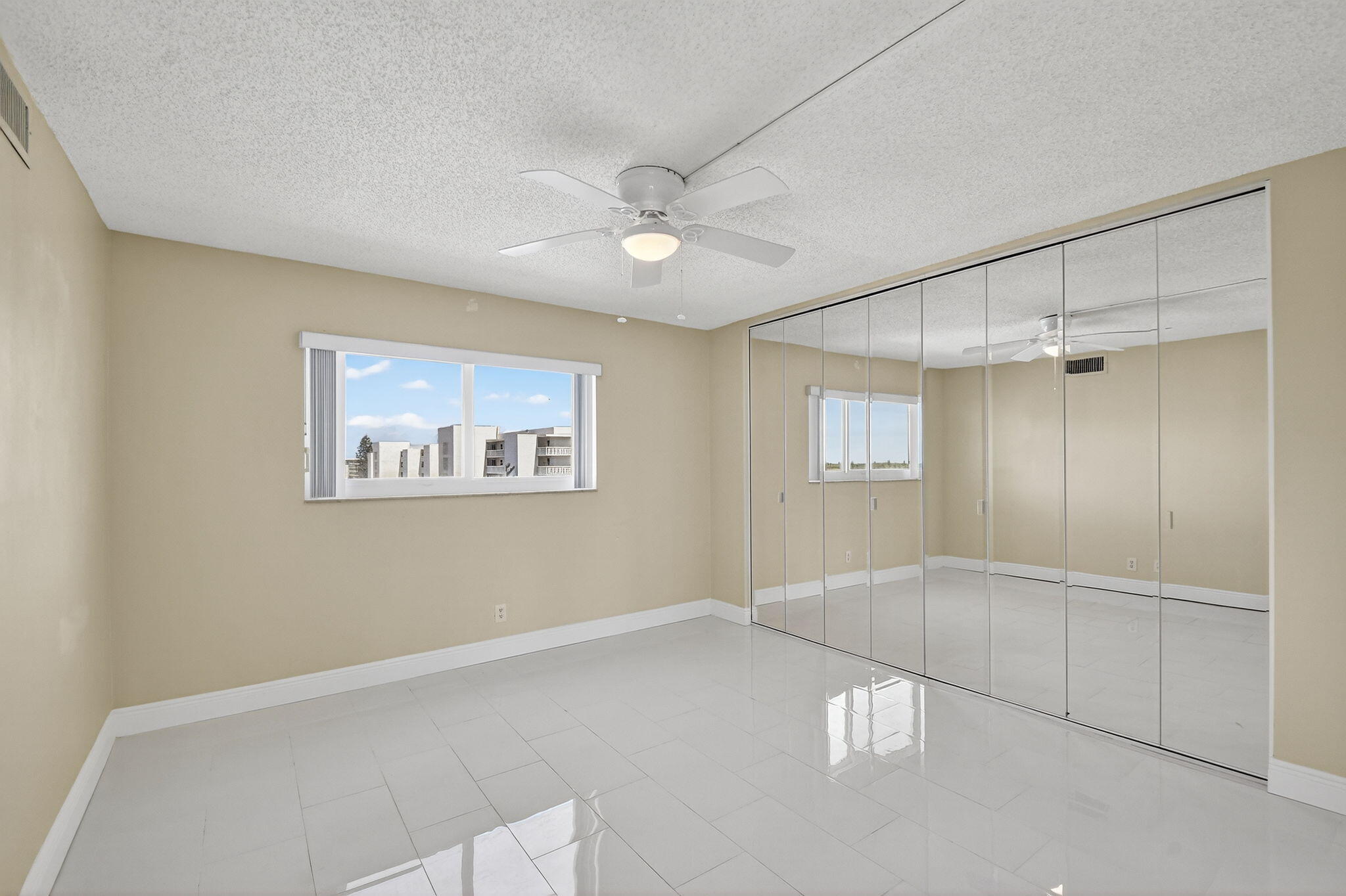 Lake Harbour Towers South - Residential