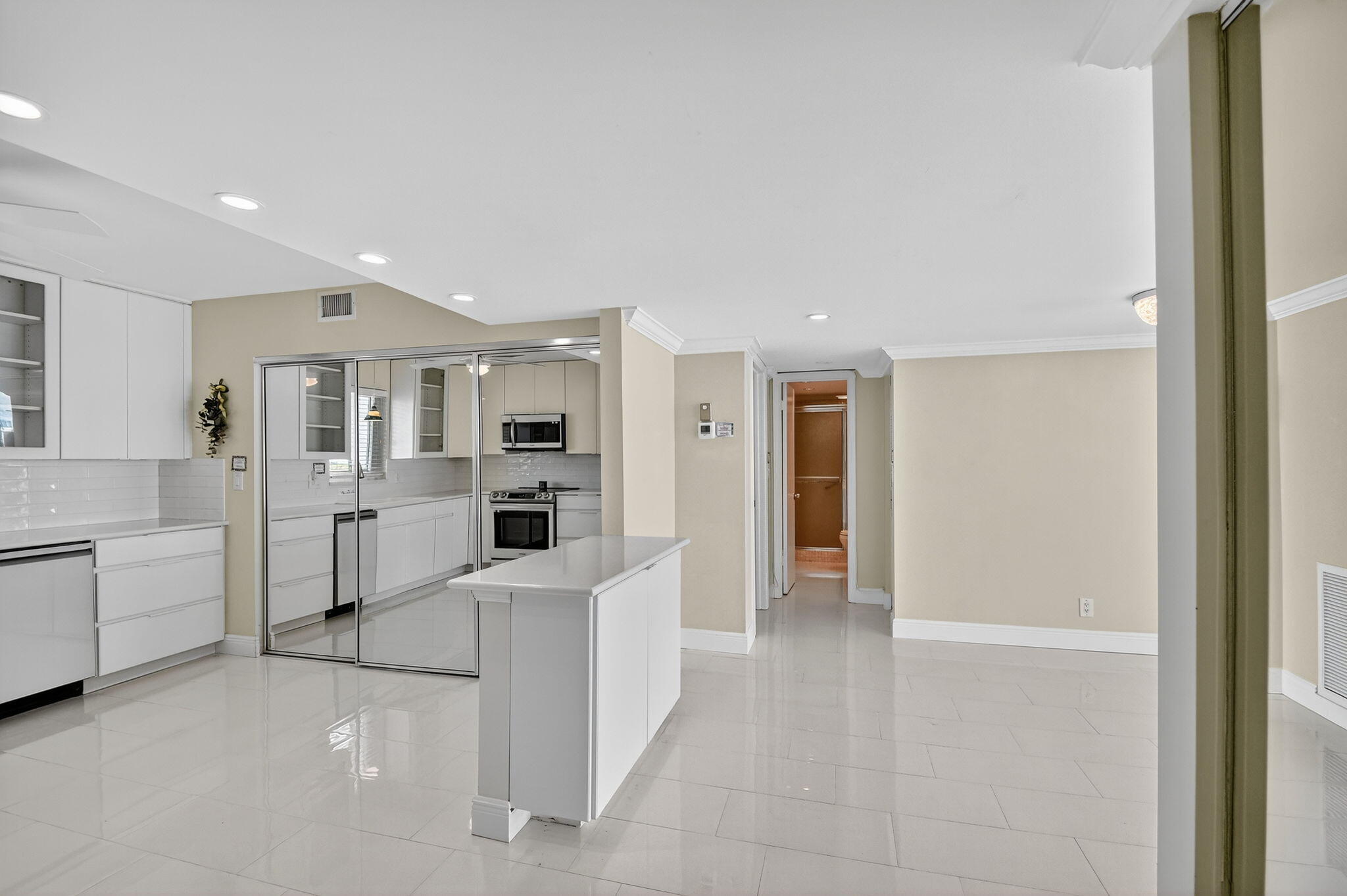 Lake Harbour Towers South - Residential