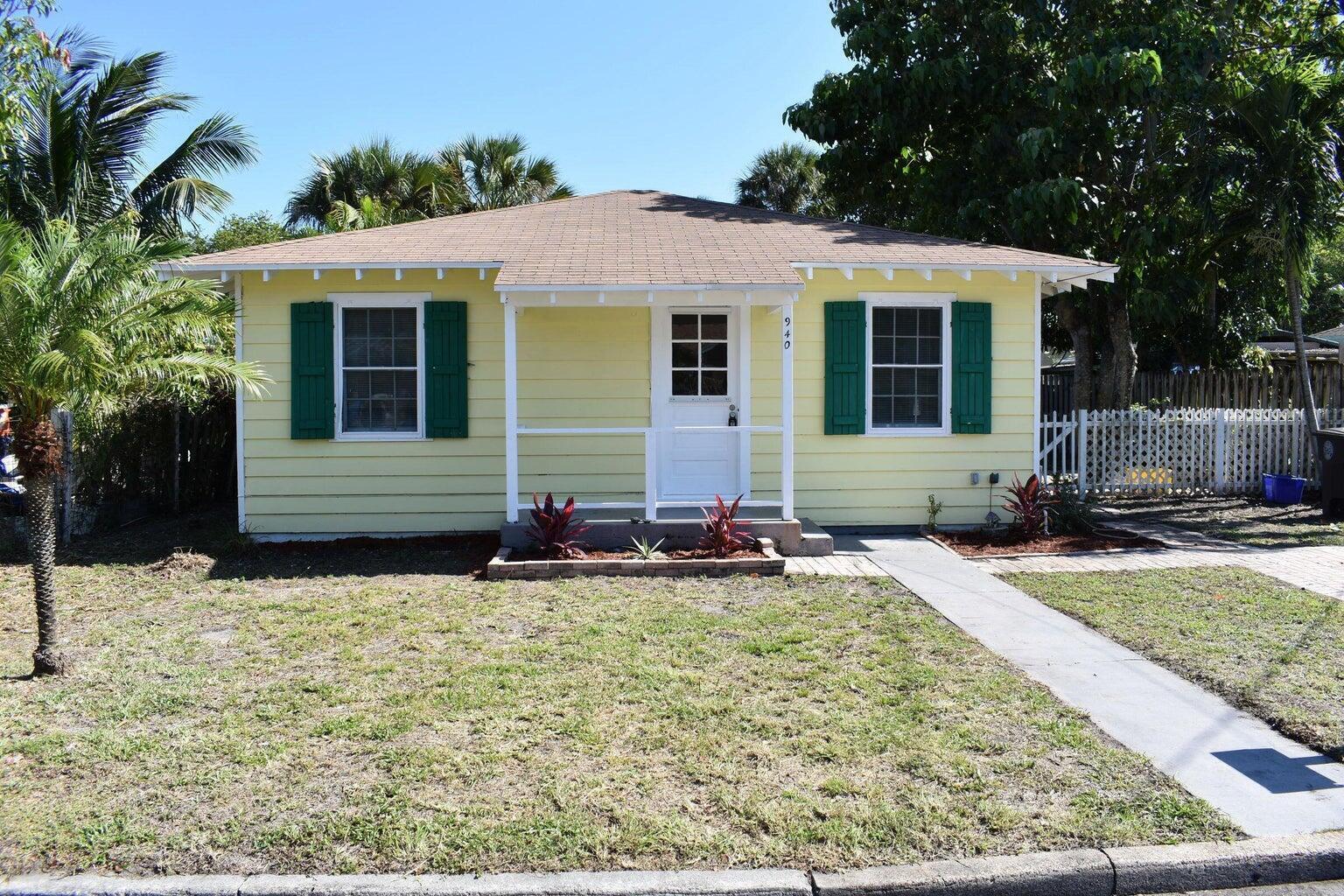 This cozy single-family home features a huge fenced-in backyard with no HOA and a prime location east of I-95 ... homes like this are rarely available! Enjoy light-filled spaces and a comfortable layout, all just minutes from shopping, dining, beaches, and vibrant Downtown West Palm.