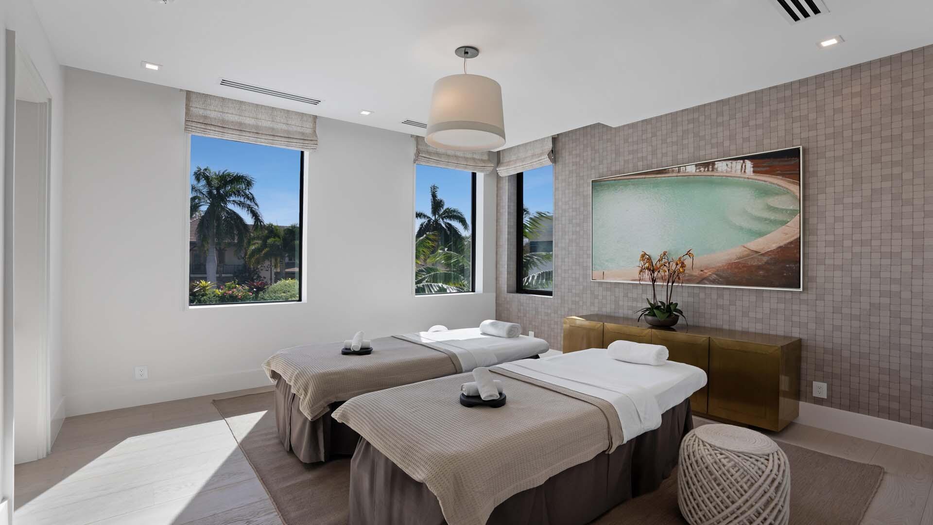 ROYAL PALM YACHT & COUNTRY CLUB - Residential