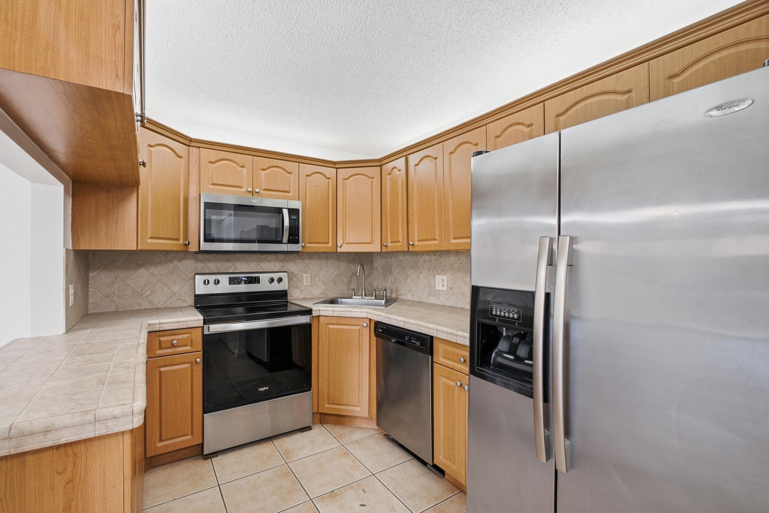 Charming 2-Bedroom, 2-Bath Second-Floor Condo In Pine Ridge North Featuring Tile Flooring Throughout And Peaceful Garden Views. Spacious And Bright Layout With A Convenient Location Close To Shopping, Restaurants, Parks, And Major Highways. Enjoy The Community Amenities And The Best Of Greenacres Living. Available For Annual Rental!