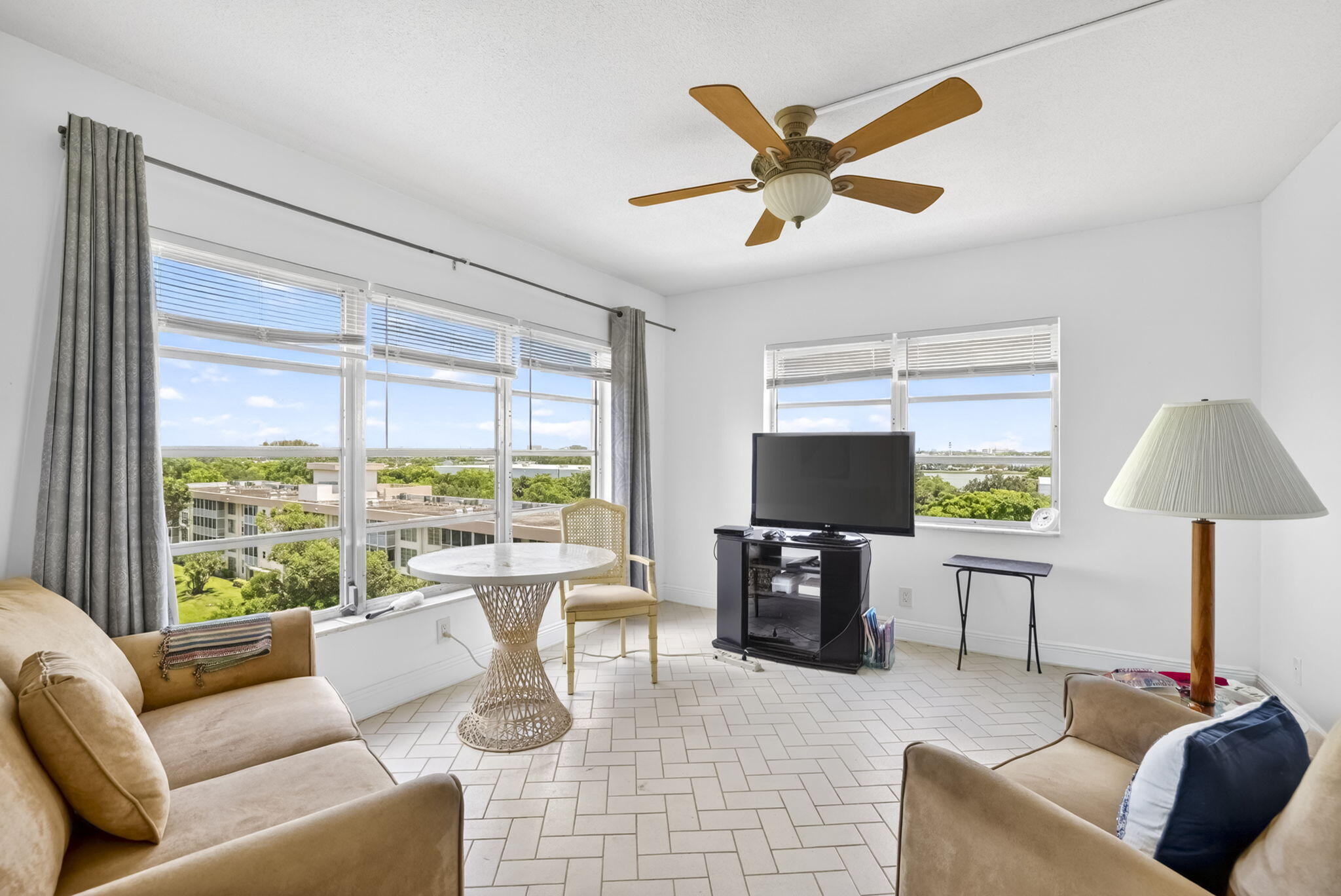 NO 13 PALM-AIRE COUNTRY CLUB - Residential