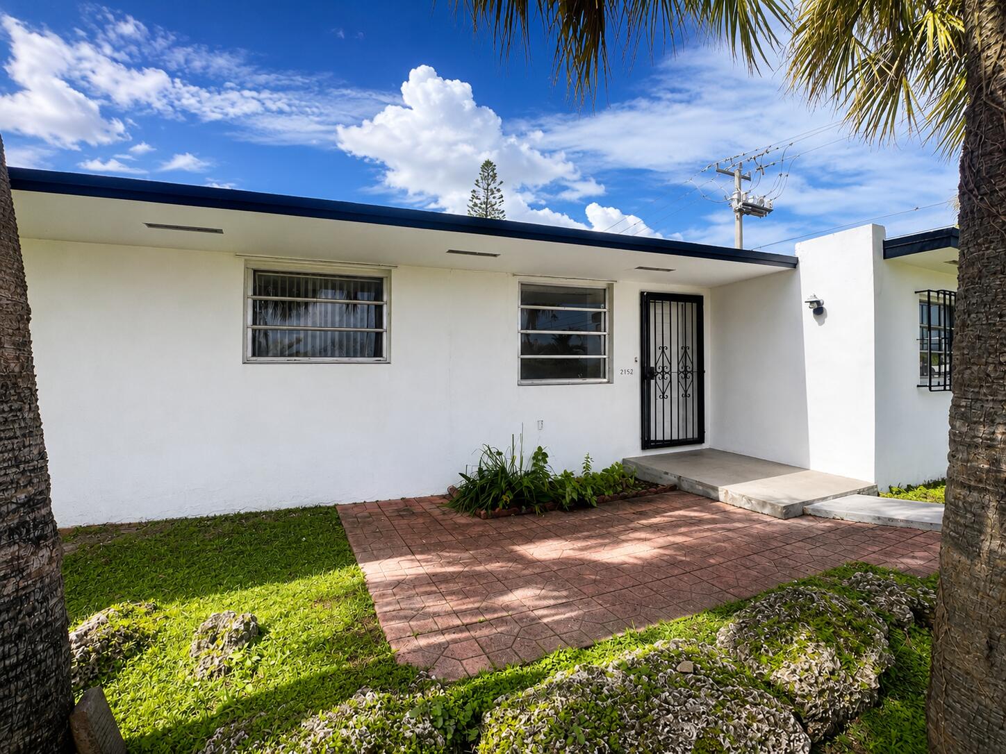 Fully remodeled 3/1 Duplex  in an incredible location! Big open layout with good sized bedrooms and good closet space. Very well maintained and ready to move in! Property includes 2 parking spaces and washer/dryer