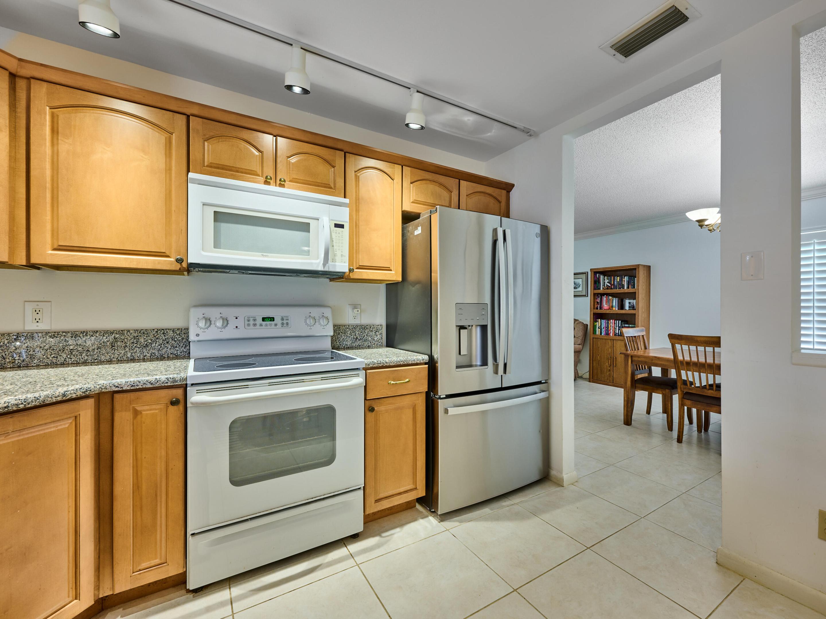 IROQUOIS PARK, Little Club - Residential