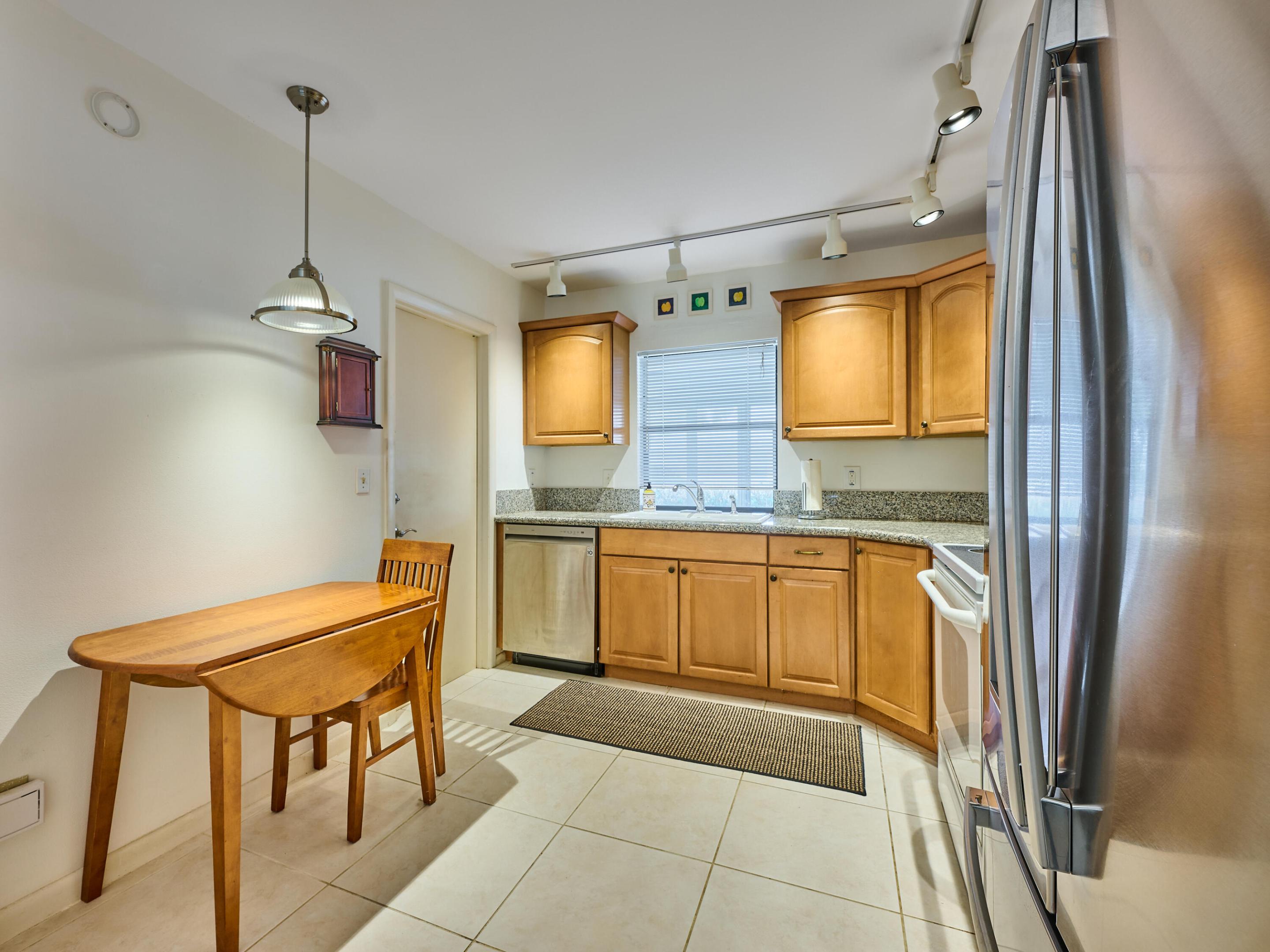 IROQUOIS PARK, Little Club - Residential