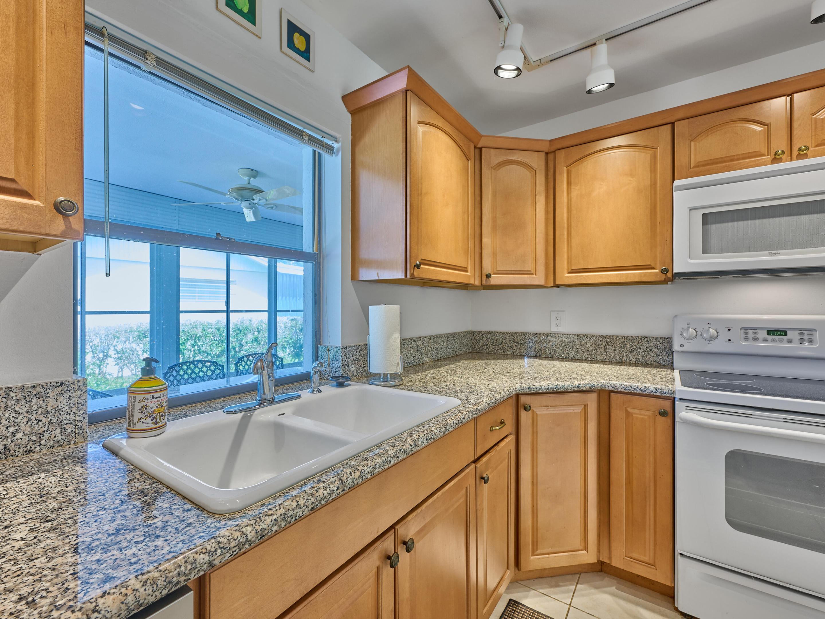 IROQUOIS PARK, Little Club - Residential