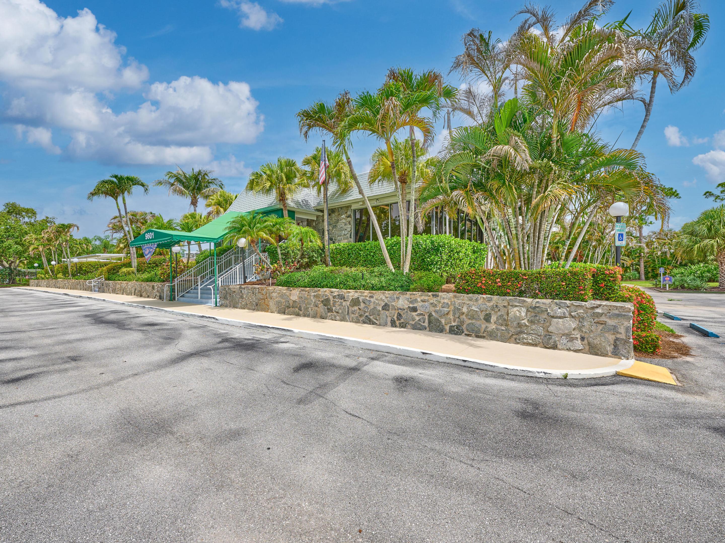 IROQUOIS PARK, Little Club - Residential