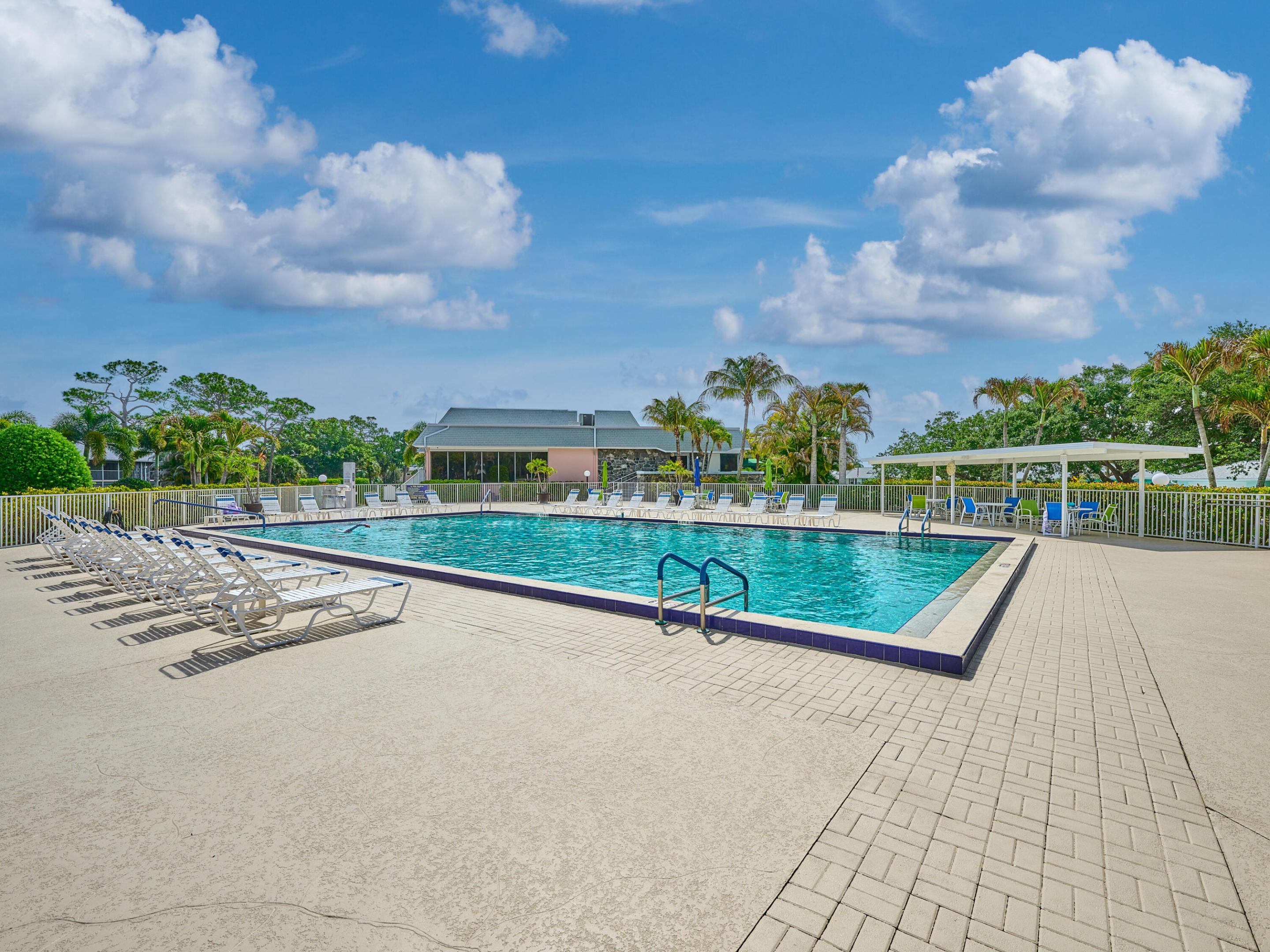 IROQUOIS PARK, Little Club - Residential