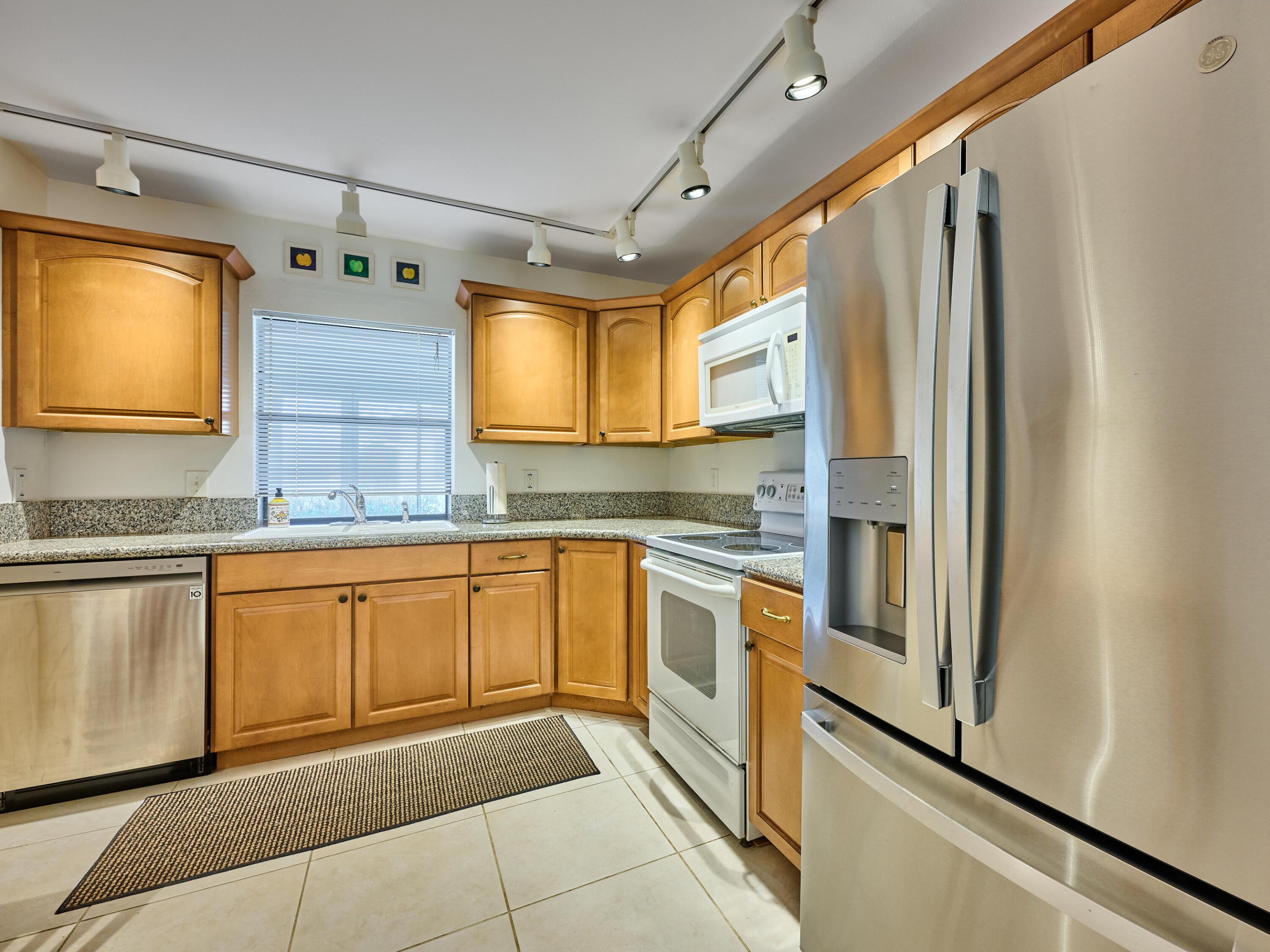 IROQUOIS PARK, Little Club - Residential