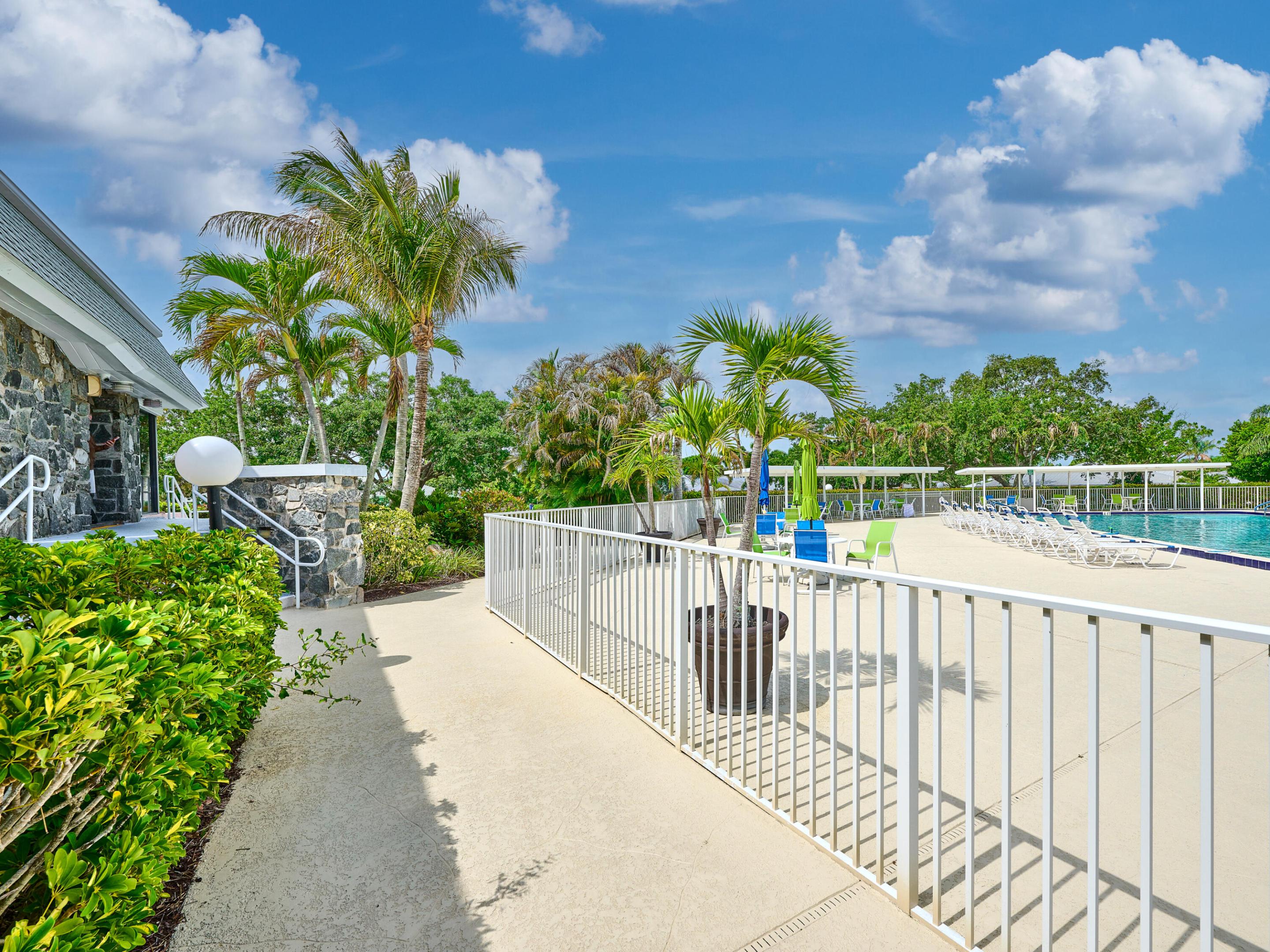 IROQUOIS PARK, Little Club - Residential