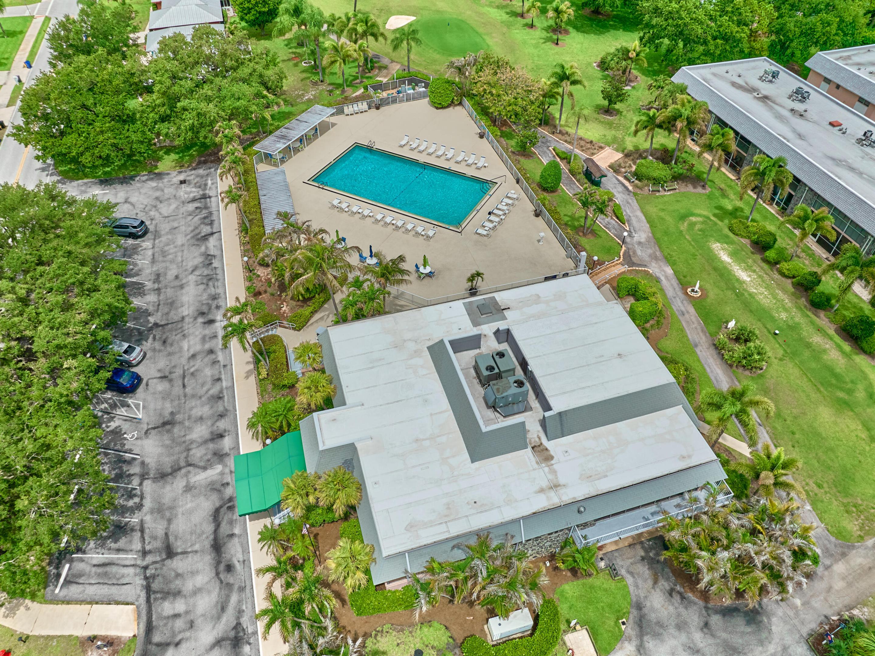 IROQUOIS PARK, Little Club - Residential