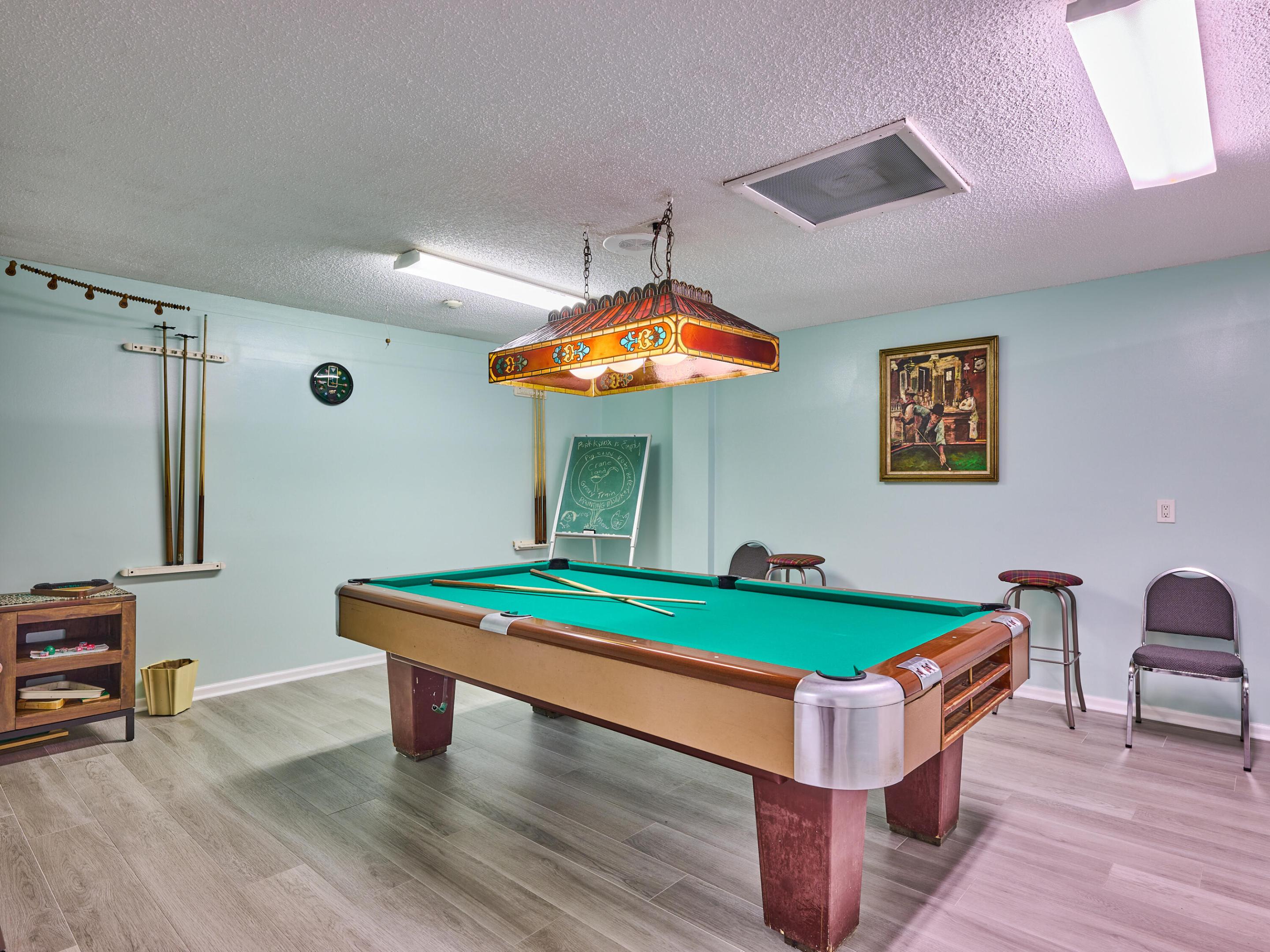 IROQUOIS PARK, Little Club - Residential