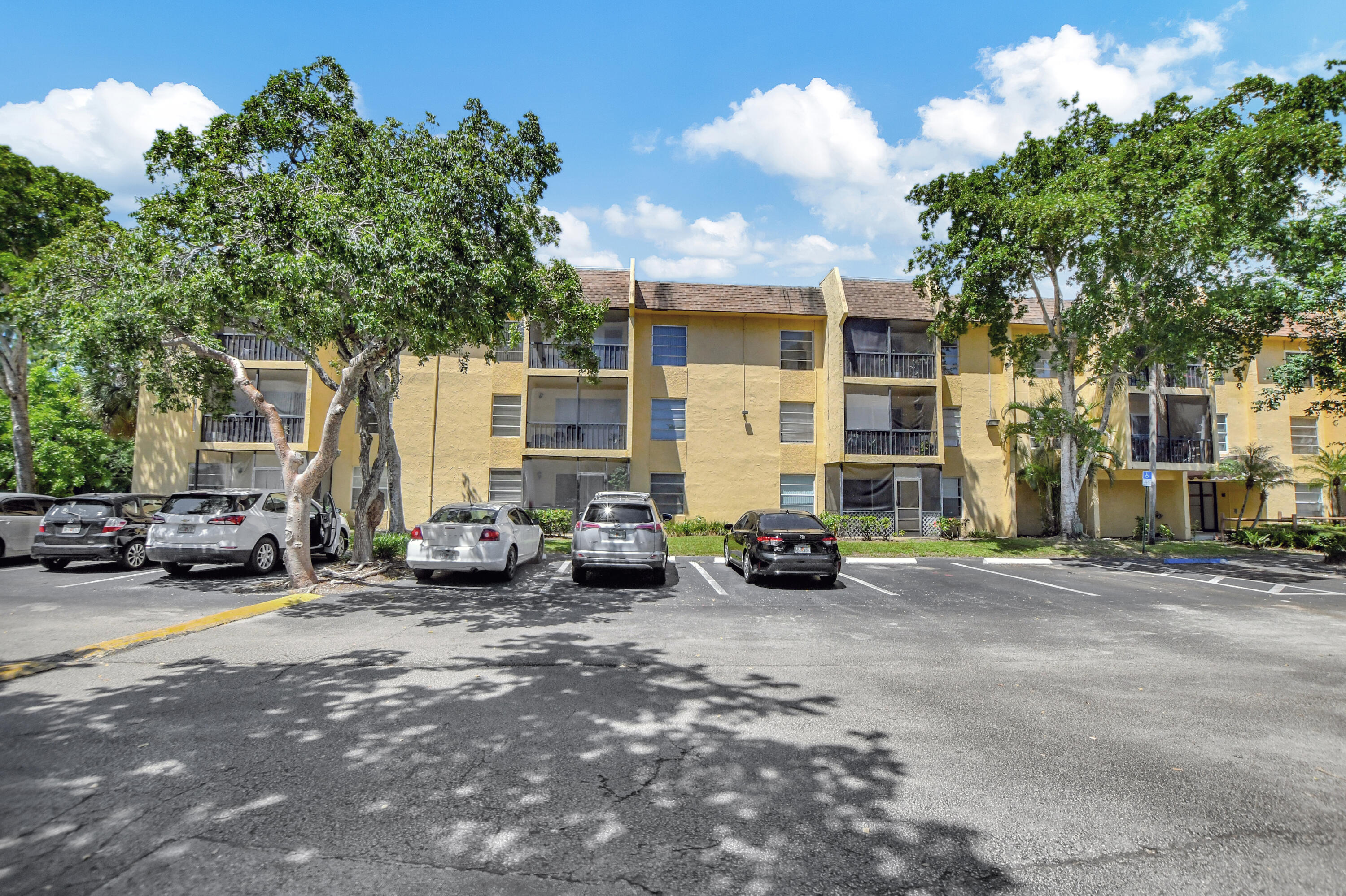 This beautifully renovated 2-bedroom, 2-bathroom corner condo is filled with natural light and ready for a new tenant. Conveniently located near I-95, Sawgrass Expressway, restaurants, and the Boca Raton Town Center, this second-floor unit offers easy access with an elevator. Features: Tile floors all throughout. Brand new appliances, including washer/dryer. Bright and spacious living areas. Access to the swimming pool and tennis courts. Tenant occupied. Don't miss out on this fantastic opportunity! Available July 6th/2026. Tenant required to obtain renter's insurance.