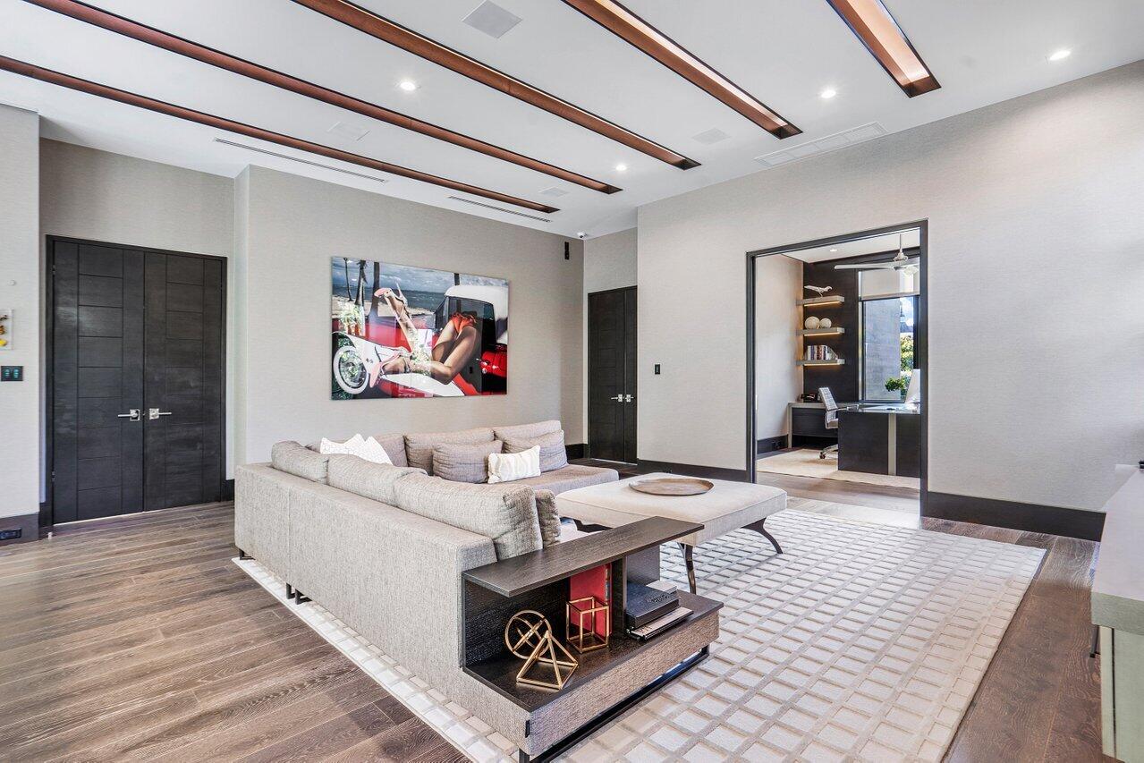 ROYAL PALM YACHT & COUNTRY CLUB - Residential