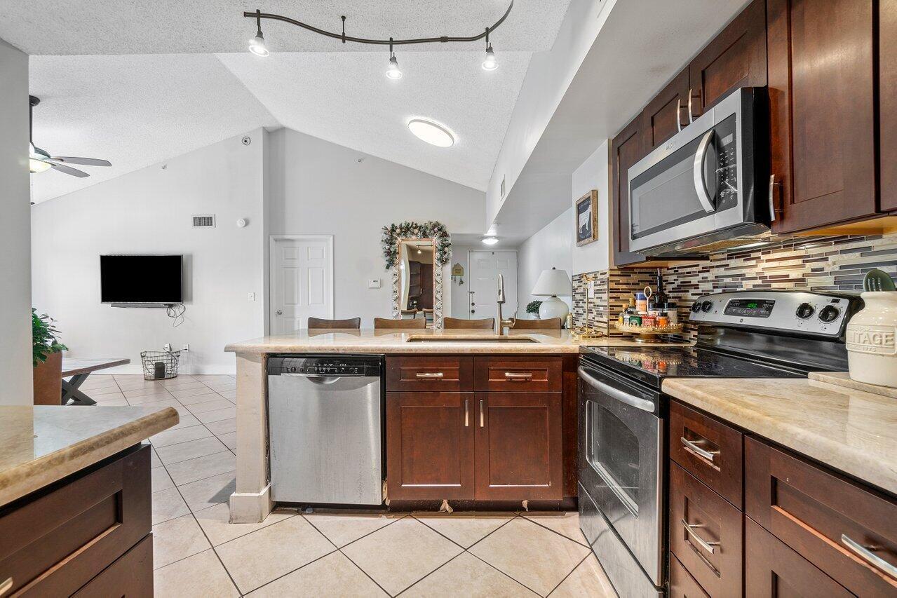 ROYAL GRAND CONDO - Residential Lease